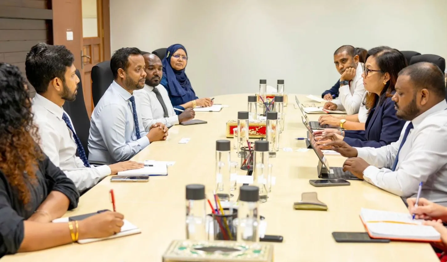 މިނިސްޓަރ ޑރ. ޢަބްދުﷲ މުއްޠަލިބް އޭޑީބީ އާއެކު މަޝްވަރާ ބައްދަލުވުމެއް ބާއްވައިފި