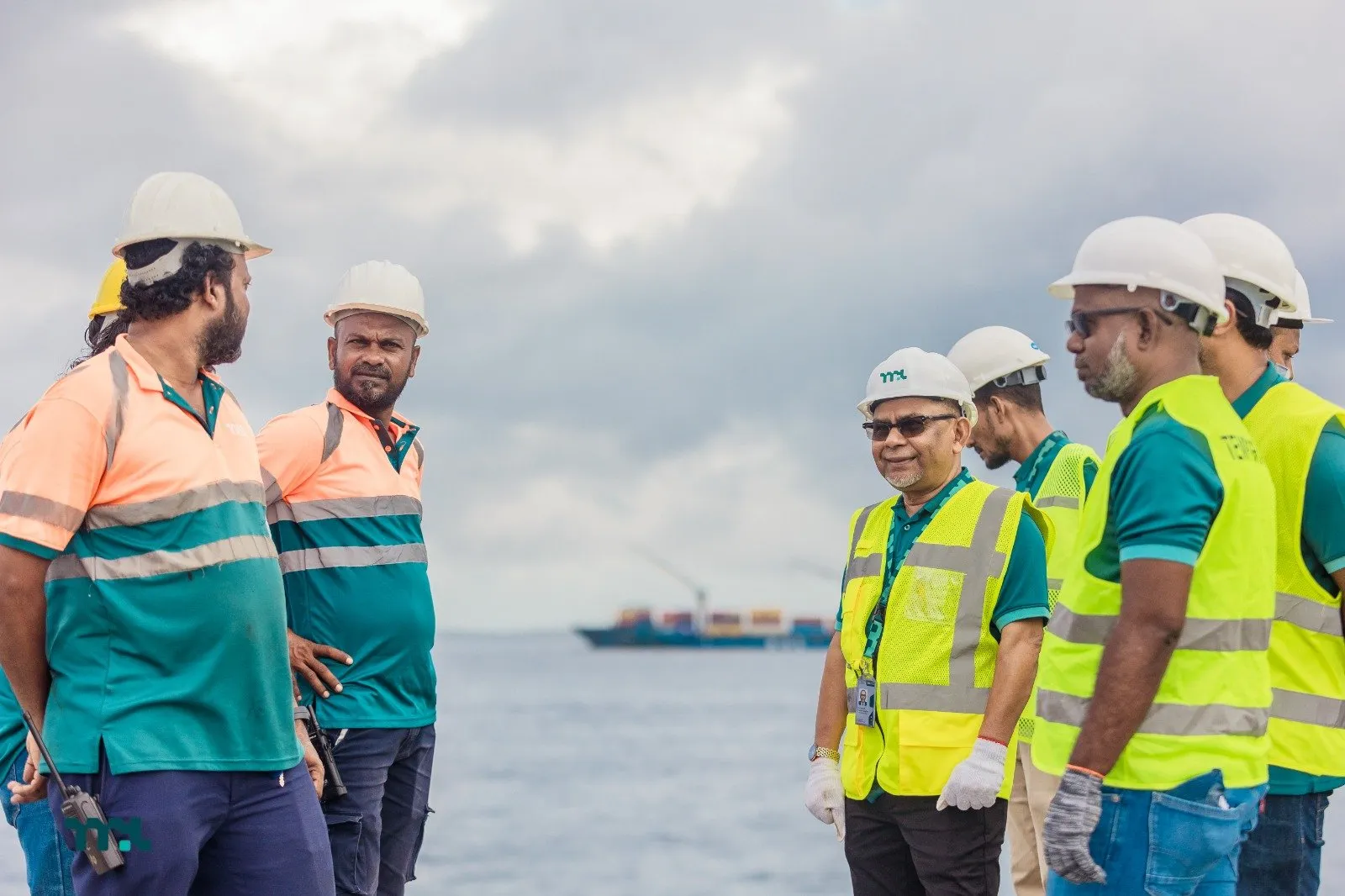 އެމްޕީއެލްގެ ސީއީއޯ އާއި ޑިޕާޓްމަންޓްތަކުގެ ވެރިން ބަނދަރުގެ މަސައްކަތްތަކުގައި ބައިވެރިވެވަޑައިގެން އުޅުއްވަނީ - ފޮޓޯ: އެމްޕީއެލް