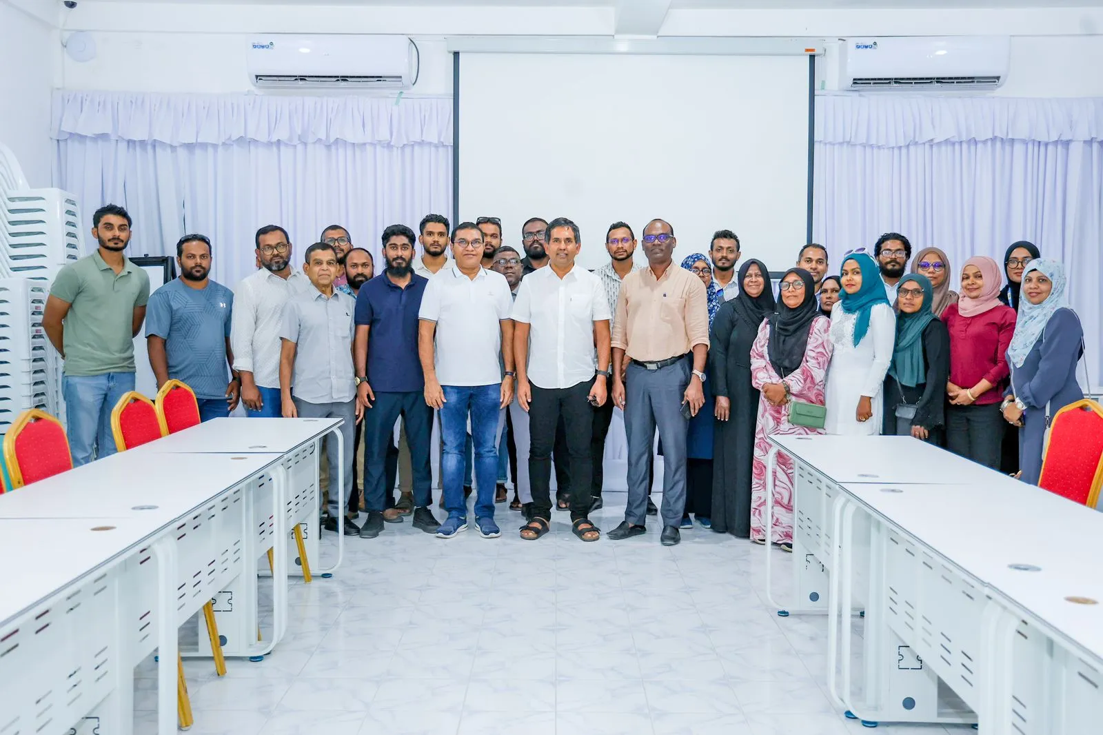 އިކޮނޮމިކް މިނިސްޓަރ މުޙައްމަދު ސަޢީދު އައްޑޫސިޓީ ވިޔަފާރިވެރިންނާއި ބައްދަލުކުރެއްވުން