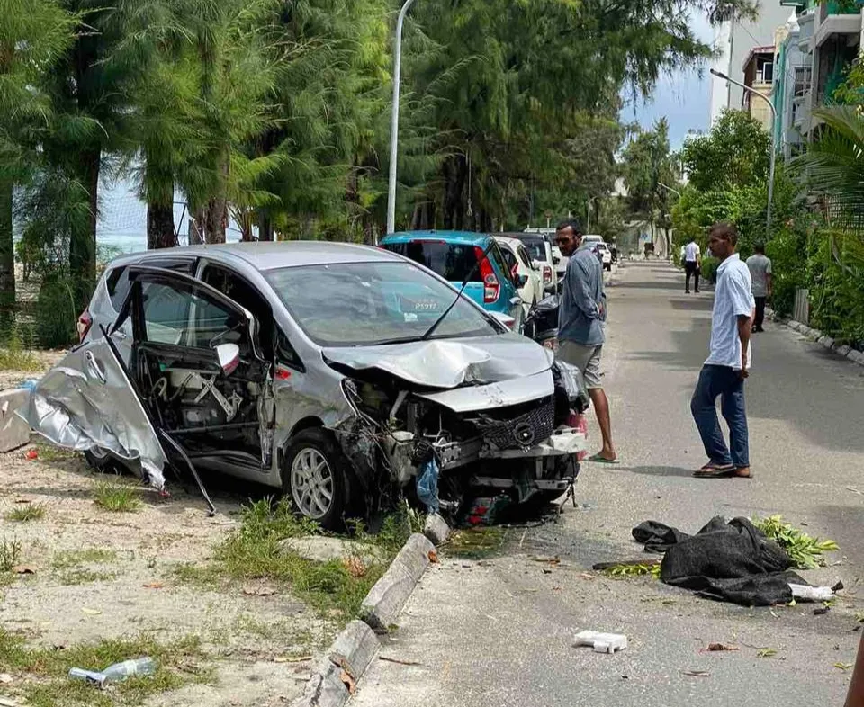 ކާރެއް ކޮންޓްރޯލުން ނެއްޓި ހޮޅި ދަނޑިއެއްގައި ޖެހި ނުރައްކާތެރި އެކްސިޑެންޓެއް!