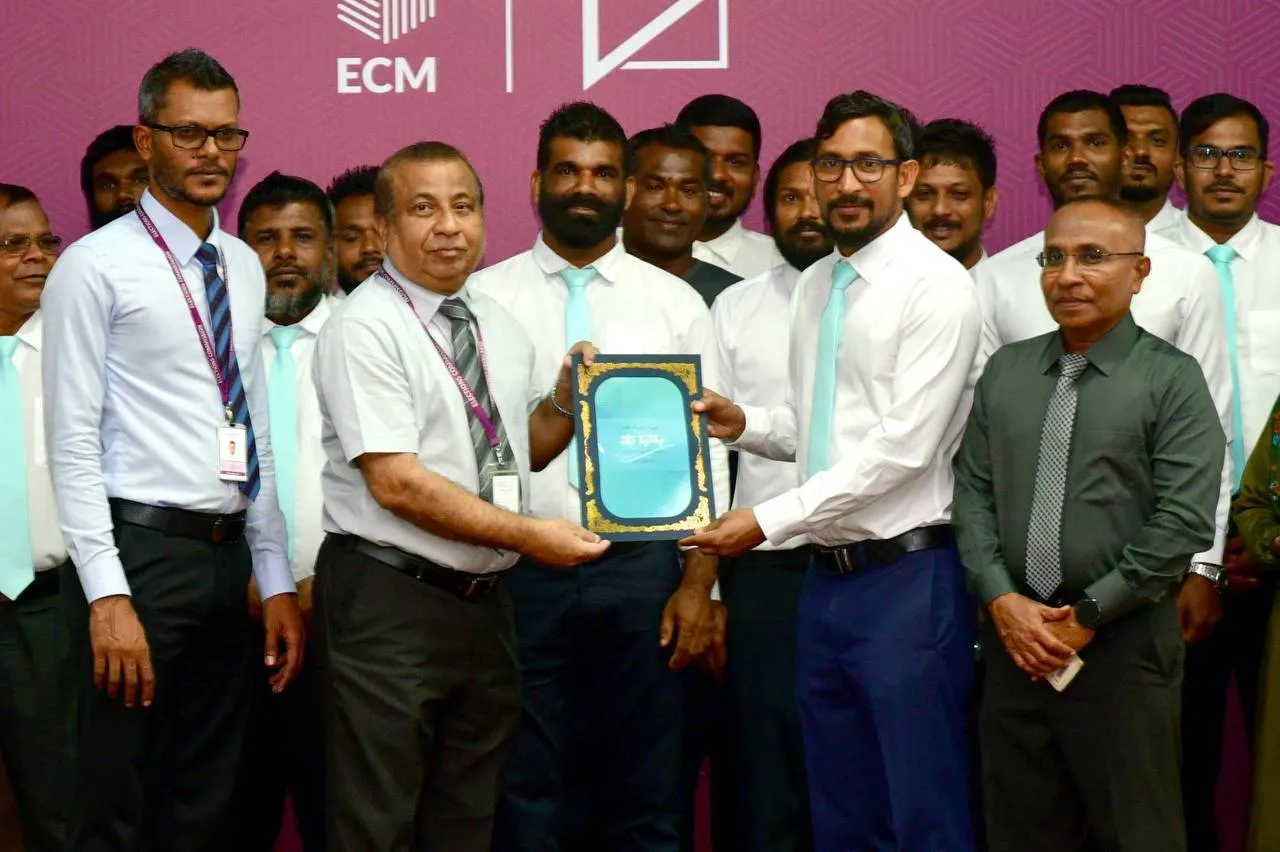ފަލާހުގެ ކެންޑީޑެންސީ ފޯމް ހަވާލުކުރެއްވުން