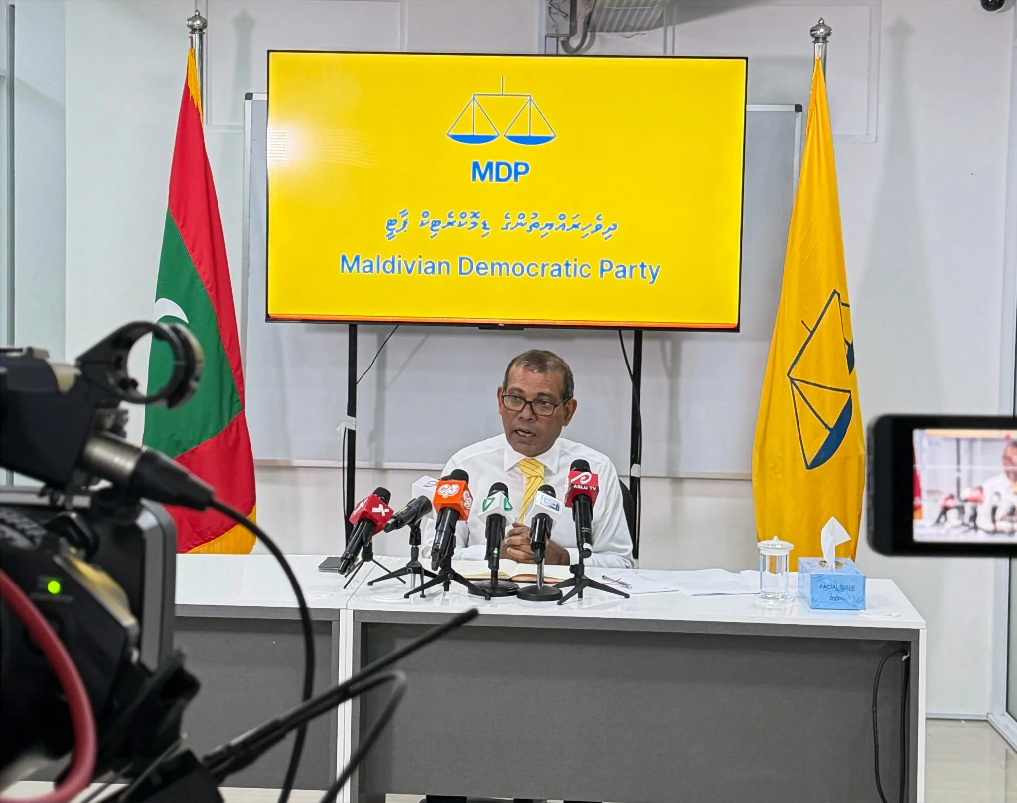 ޑޮލަރެއްގެ އަގު 19ރ އަށް ތިރިކޮށްދޭން ރައީސް ނަޝީދު ސަރުކާރަށް ގޮވާލައްވައިފި