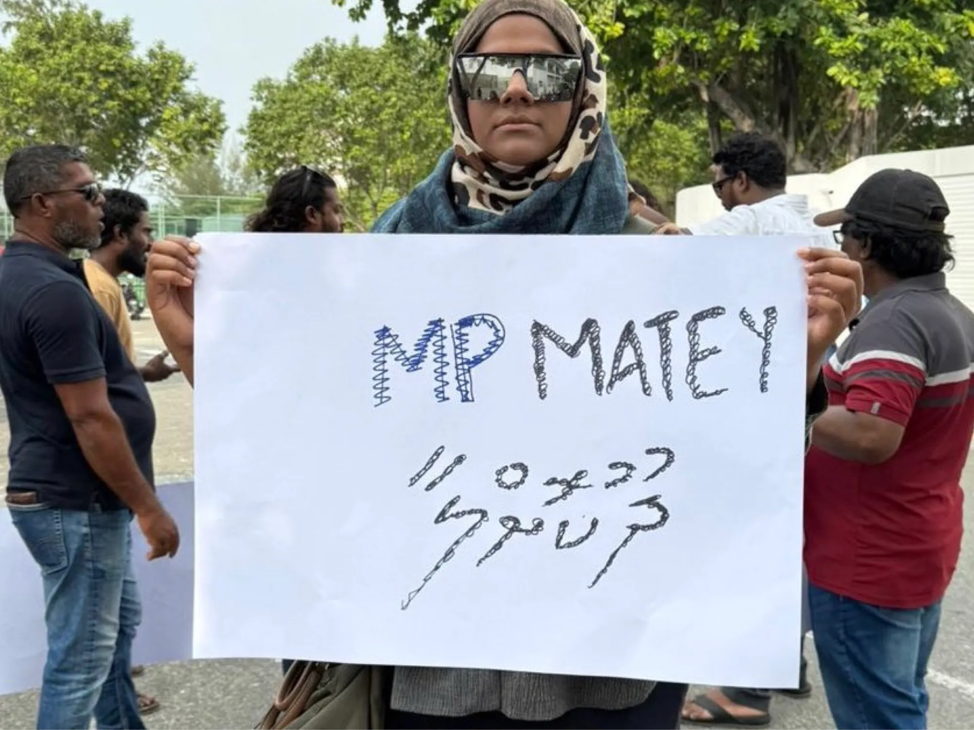ަމައުރޫފް ދޫކޮށްލަން ގޮވާލާ މީހަކު ކަރުދާސްގަނޑެއް ހިފައިގެން
