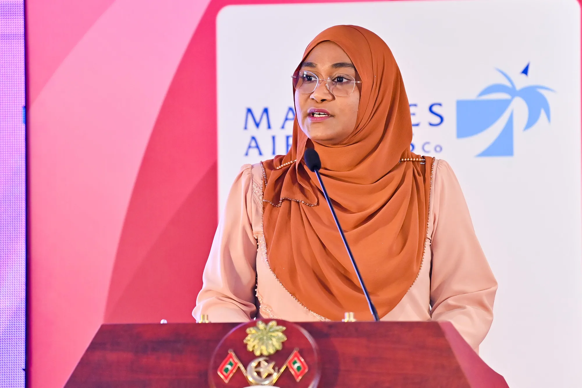 މޯލްޑިވްސް ޓްރެވެލް ކޮންފަރެންސްގެ ވިމެންސް އެޑިޝަން ފެށުމުގެ ރަސްމިއްޔާތުގައި ރައީސުލްޖުމްހޫރިއްޔާގެ އަނބިކަނބަލުން ސާޖިދާ ވާހަކަފުޅުދައްކަވަނީ... ފޮޓޯ؛ ރައީސް އޮފީސް