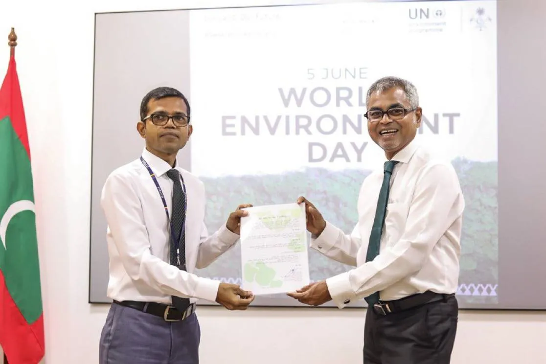 STELCO Managing Director Hussain Fahmy (left) and Minister of Climate Change, Environment and Energy Thoriq Ibrahim (right) (Photo/ STELCO)