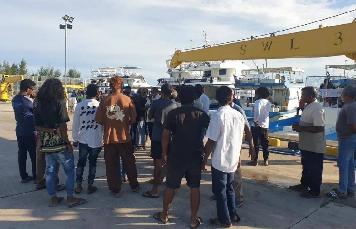 އައްޑޫ  ފިޝަރީޒް ކޮމްޕްލެކްސް ގައި މަސްވެރިން ކުރަމުން ގެންދާ މުޒާހަރާ-- ފޮޓޯ: ވަގުތު