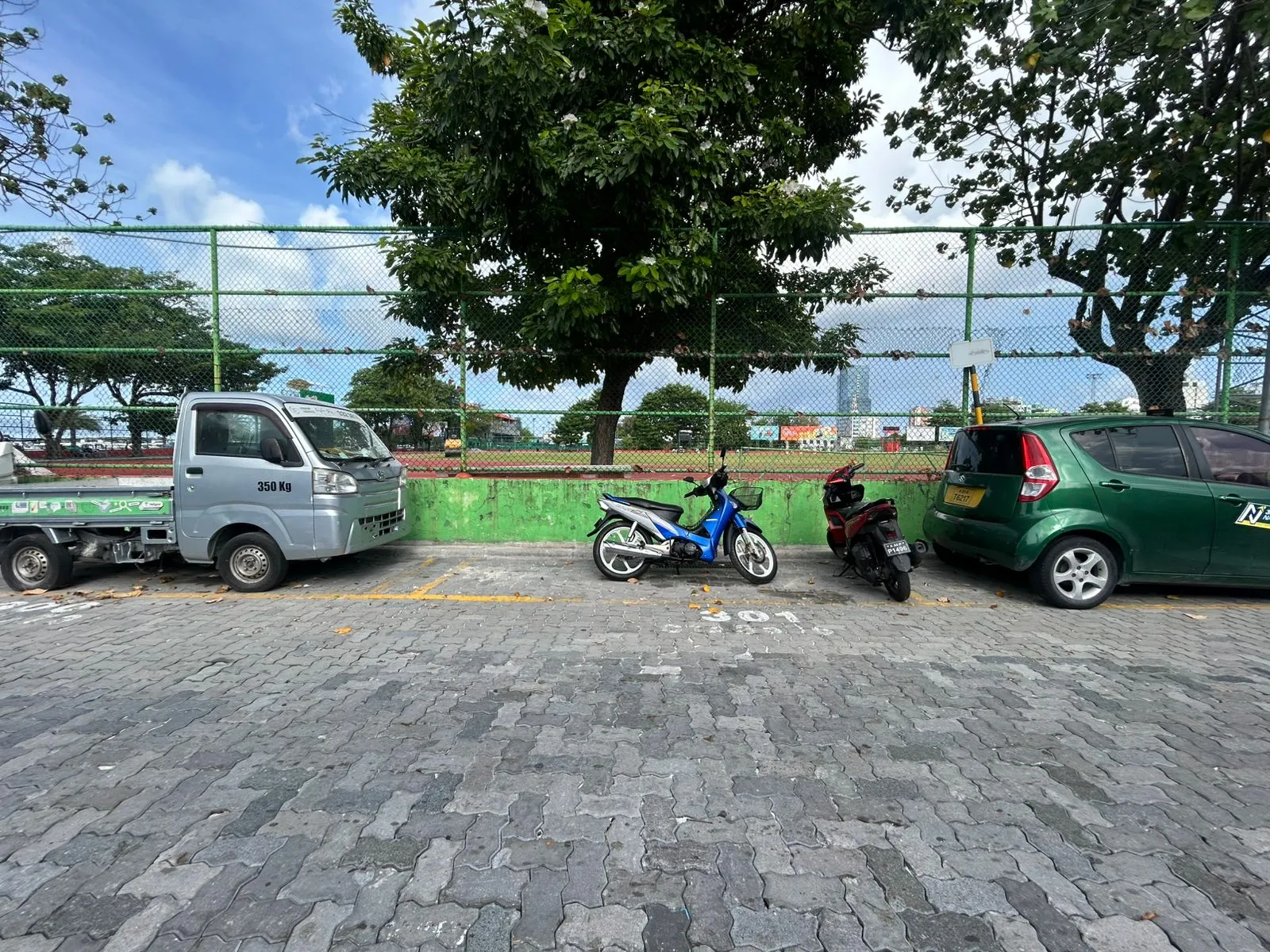 ހަތަރު ފުރޮޅުލީ އުޅަނދުތަކަށް ހާއްސަ ޕާކިސް އޭރިއާއެއްގައި ސައިކަލެއް ޕާކްކޮށްފައި..