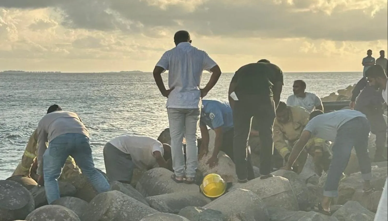 ހިލަ ގާތަކުގައި ތާށިވި މީހާ ސަލާމަތް ކުރުމުގެ މަސައްކަތް ކުރަނީ --