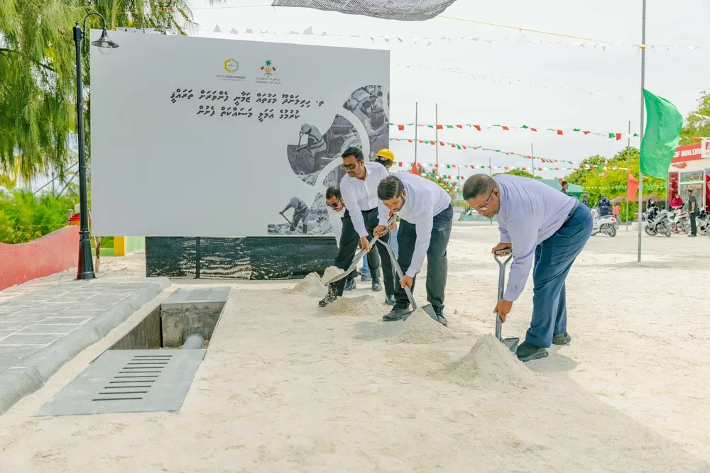 ތ. ހިރިލަންދޫގެ މަގުތައް ޒަމާނީ ފެންވަރަށް ތަރައްޤީ ކުރުމުގެ ޢަމަލީ މަސައްކަތް  ފެށުމުގެ ތެރެއިން