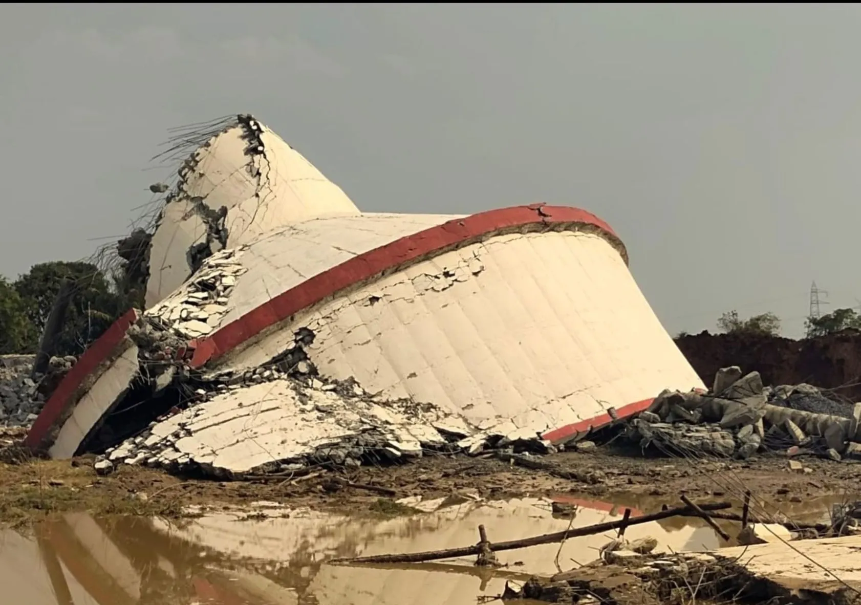 ސޫރަތުގައި 21 ކްރޯޑް ރުޕީސް ޚަރަދުކޮށްގެން ހެދި ފެން ތާނގީ ބޭނުން ނުކުރެވެނީސް ފަޅައިގެން ހިނގައްޖެ