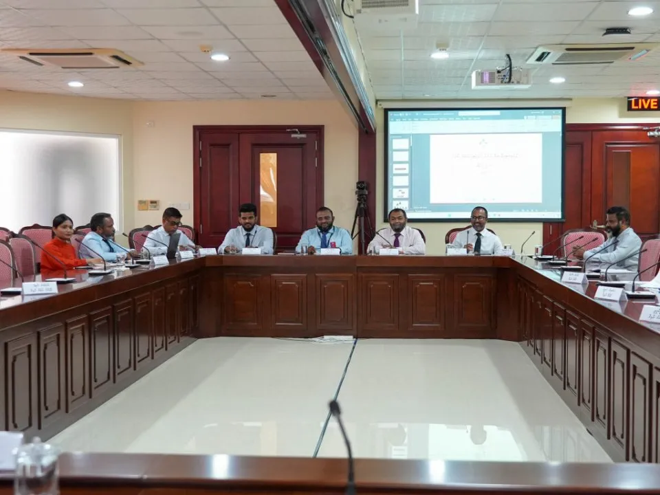 ޕީސީބީގެ މެމްބަރުން އެސްއޯއީ ކޮމިޓީގައި --- ފޮޓޯ: މަޖިލިސް