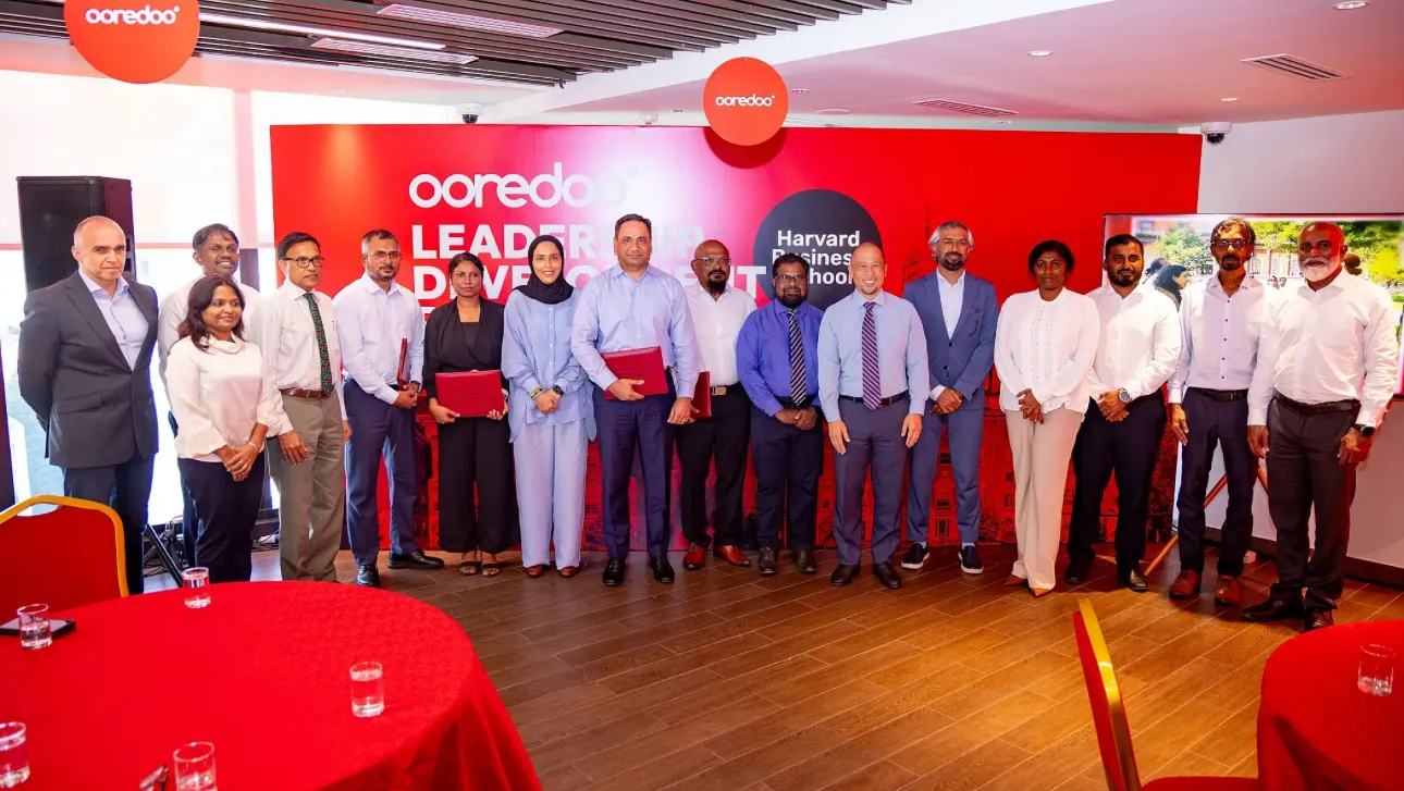 އުރީދޫގެ ހާވާޑް ޕްރޮގްރާމުގެ ދަސްވެނިން އެ ކުންފުނީގެ އިސްވެރިންނާ އެކު (ފޮޓޯ/އުރީދޫ)