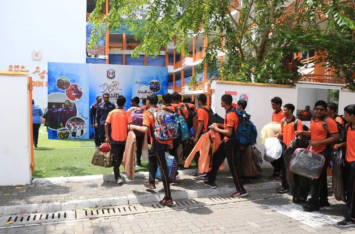 ކުދިން ވޭޕް ގެންދާކަން ދެނެގަތުމަށް އިމާދުއްދީން ސްކޫލުގައި މެޓަލް ޑިޓެކްޓަރ އިންސްޓޯލް ކުރަނީ
