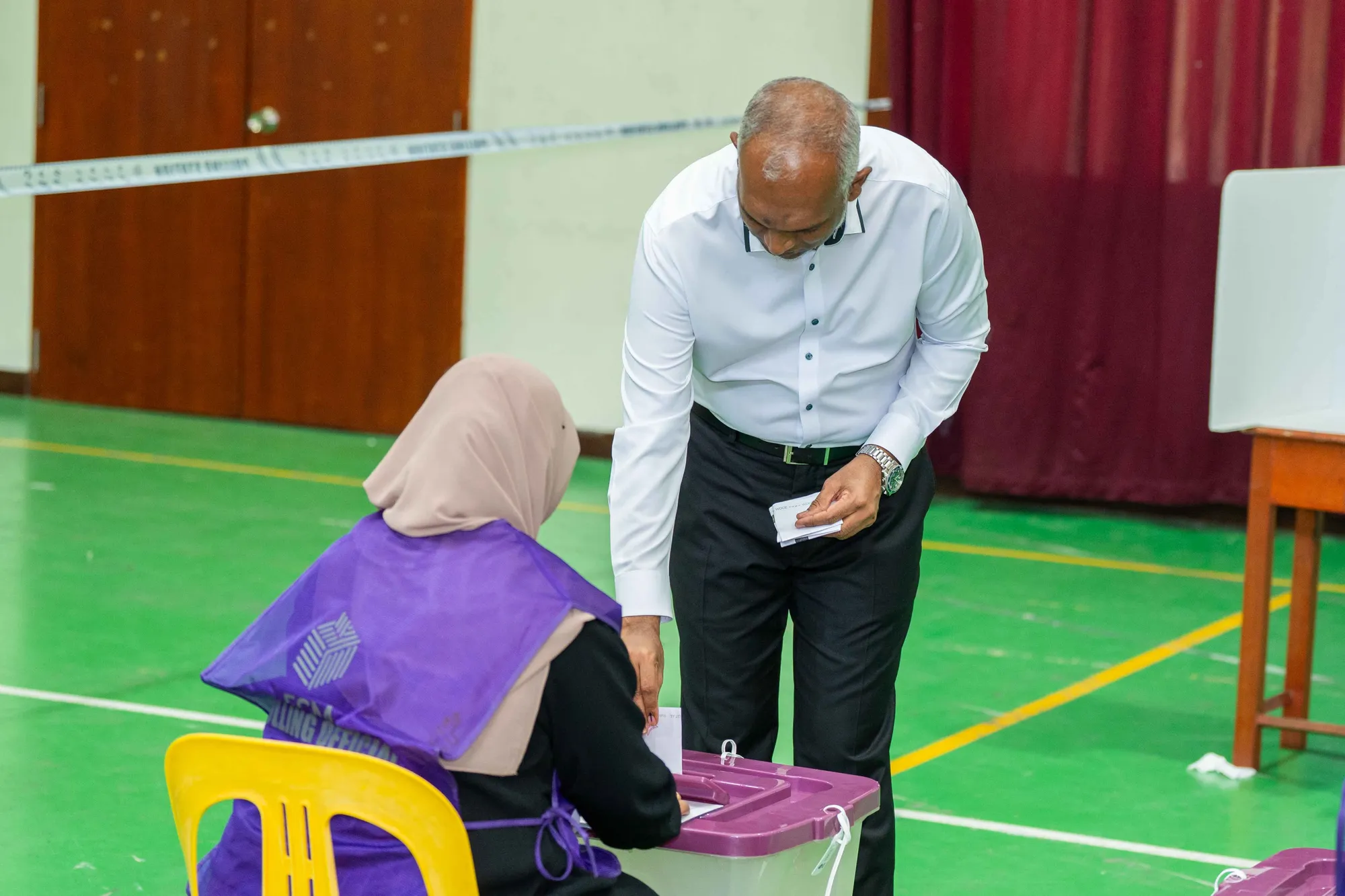 ރައީސް މުޢިއްޒު ވޯޓު ލައްވައިފި؛ އެދިވަޑައިތީ ‏ރައްޔިތުންގެ ގާނޫނީ ޙައްގުގެ ބޭނުންހިފައި އެންމެން ވޯޓްލުމަށް