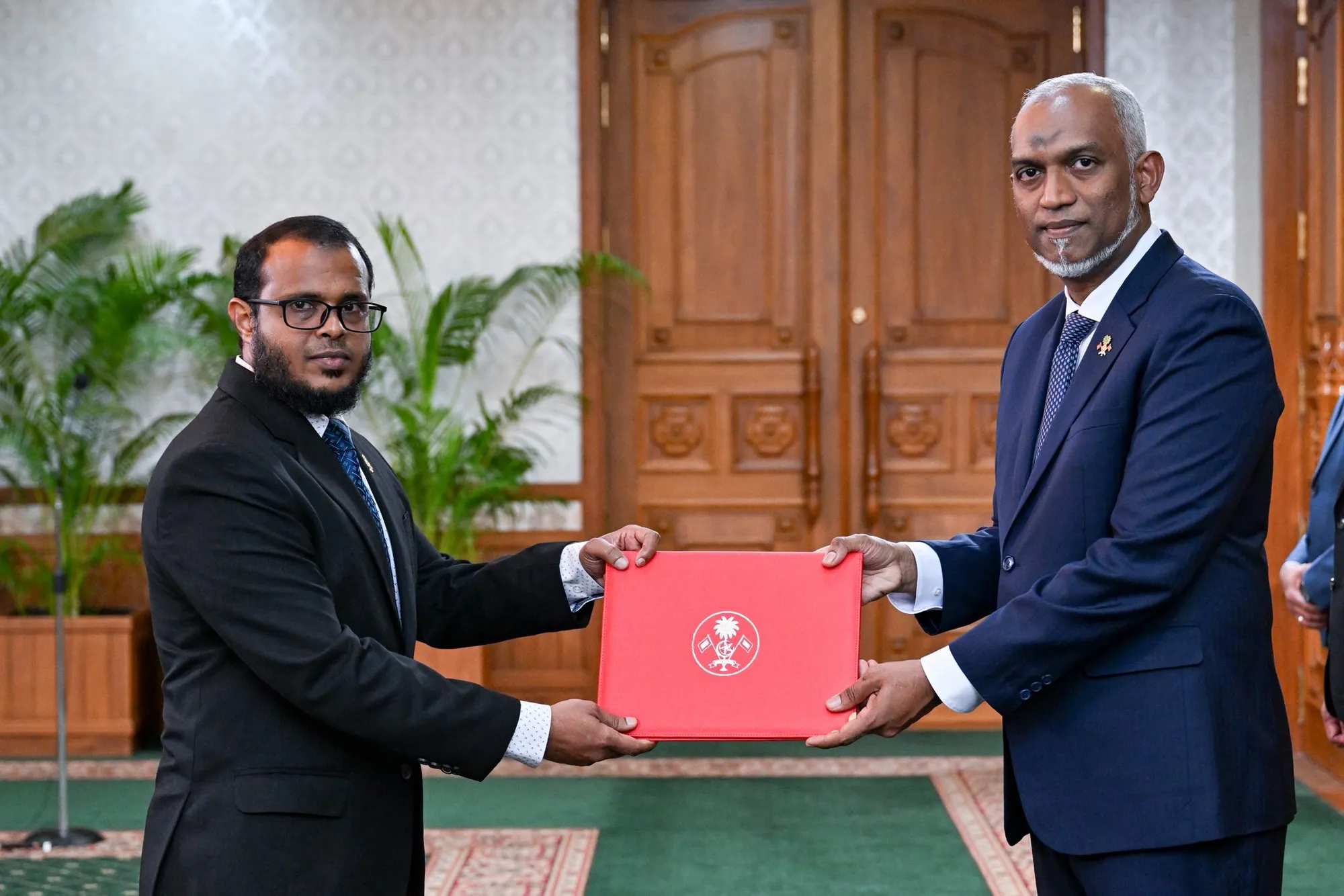 ވަޒީރު އަލީ ޝަރީފް ރައީސް މުޢިއްޒާއެކު - ފޮޓޯ: ރައީސް އޮފީސް