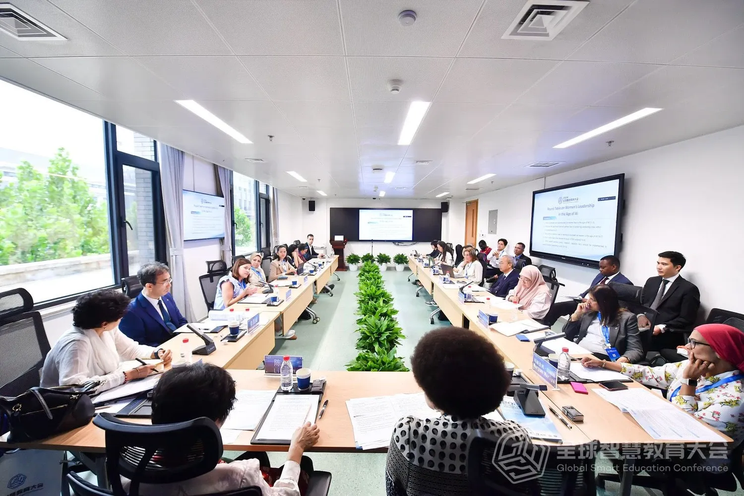 އޭއައި ޒަމާނުގައި އަންހެނުންގެ ލީޑަރޝިޕާއި ބެހޭ ބައްދަލުވުމެއްގައި މިނިސްޓަރ ބައިވެރިވެވަޑައިގަންނަވައިފި