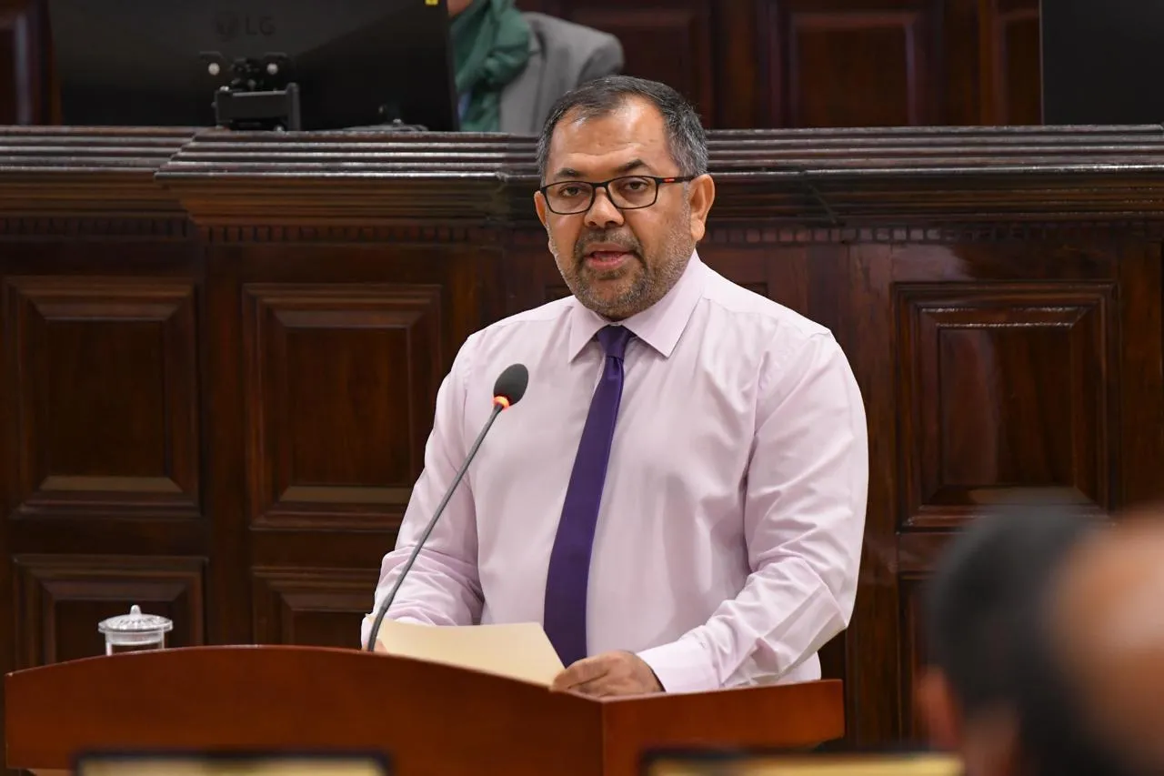 ފިނޭންސް މިނިސްޓަރު މޫސާ ޒަމީރު ބަޖެޓް ބަޔާން އިއްވަވަނީ... ފޮޓޯ/ މަޖިލިސް