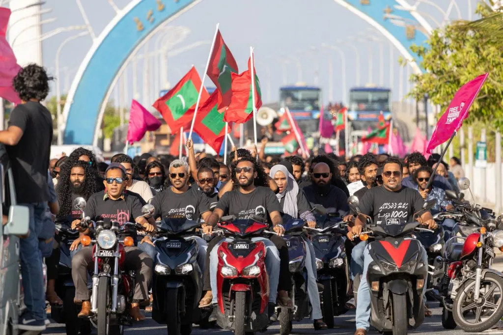 "ދިވެހީންގެ ރާއްޖެ" ސައިކަލް ބުރަށް ހުޅުމާލެ ޒުވާނުން ނުކުންނަނީ