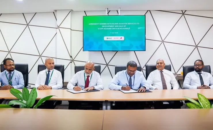 ބިން ހަވާލު ކުރުމުގެ އެއްބަސްވުމުގައި ސޮއި ކުރަނީ -- ފޮޓޯ: އައިލެންޑް އޭވިއޭޝަން