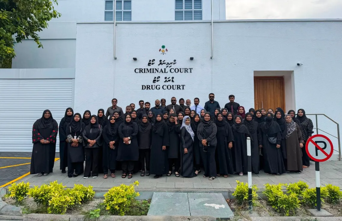 ޖުޑިޝަރީ ދާއިރާގެ މުވައްޒަފުން ކަޅު ހެދުމުގައި އޮފީހަށް ނުކުމެ