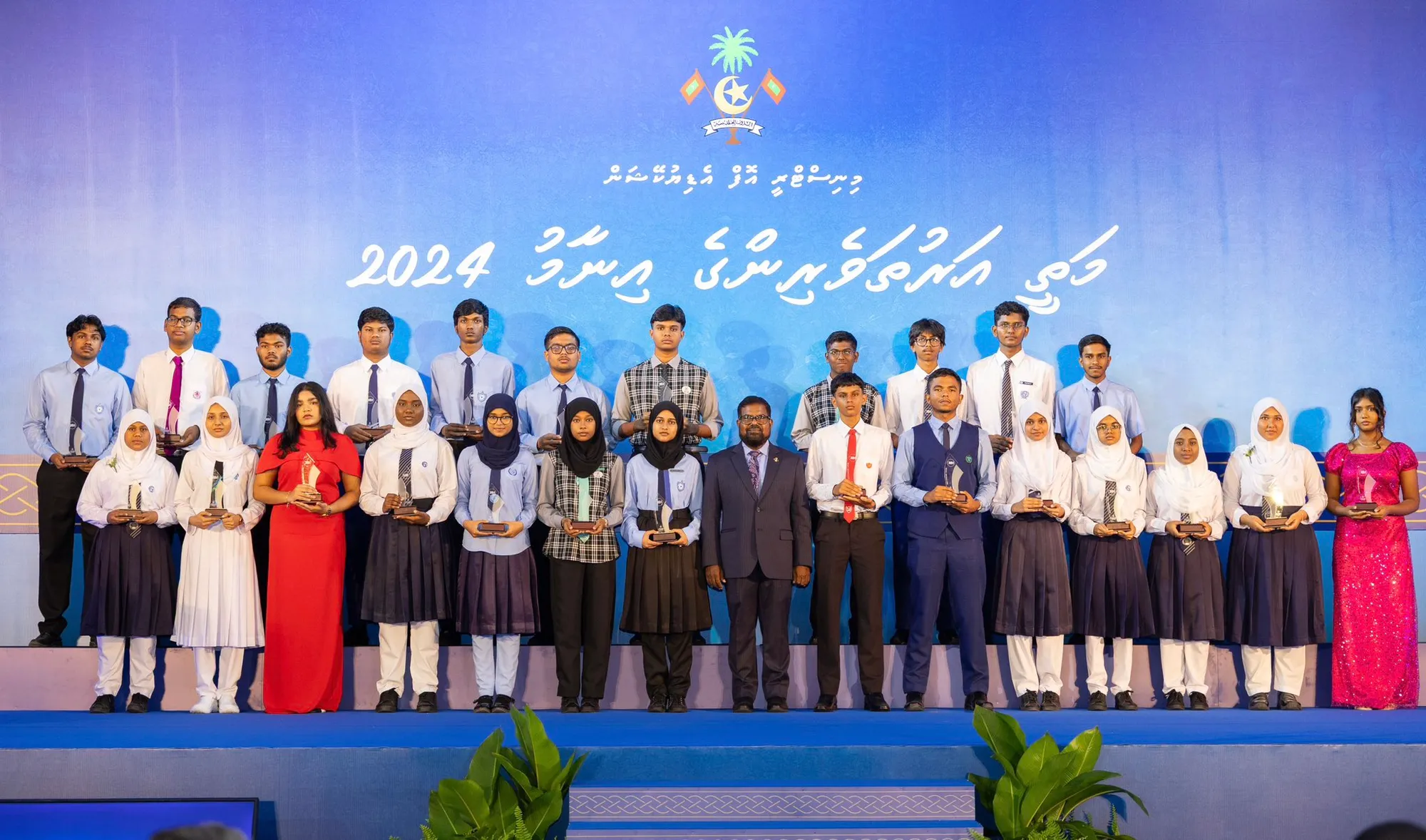 މިއަހަރުގެ މަތީ އަރުތަވެރިންގެ އިނާމުގެ ދިނުމުގެ ޖަލްސާގެ ތެރެއިން. ފޮޓޯ/ އެޑިއުކޭޝަން މިނިސްޓްރީ