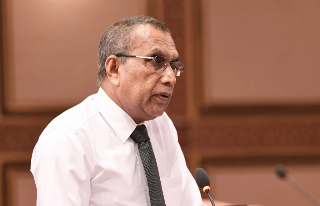 ސަރުކާރުގެ ބައެއް ކުންފުނިތަކުގައި އިށީންނާނެ ގޮނޑިއެއް ނެތް ވަރަށް މުވައްޒަފުން ނަގާފައި އެބަހުރި: އަފީފު