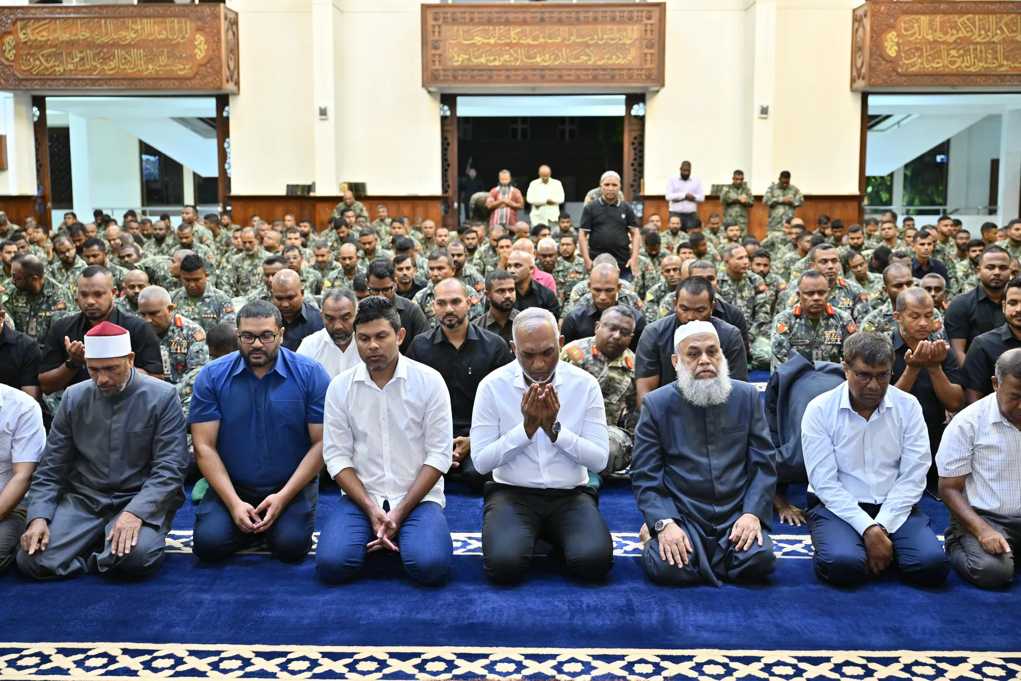 މިއަދު ޖަމާއަތުގައި ކުރެވުނު ފަތިސް ނަމާދުގައި ރައީސް ޑރ.މުޢިއްޒު ބައިވެރިވެވަޑައިގަންނަވަނީ-- ފޮޓޯ: ރައީސް އޮފީސް