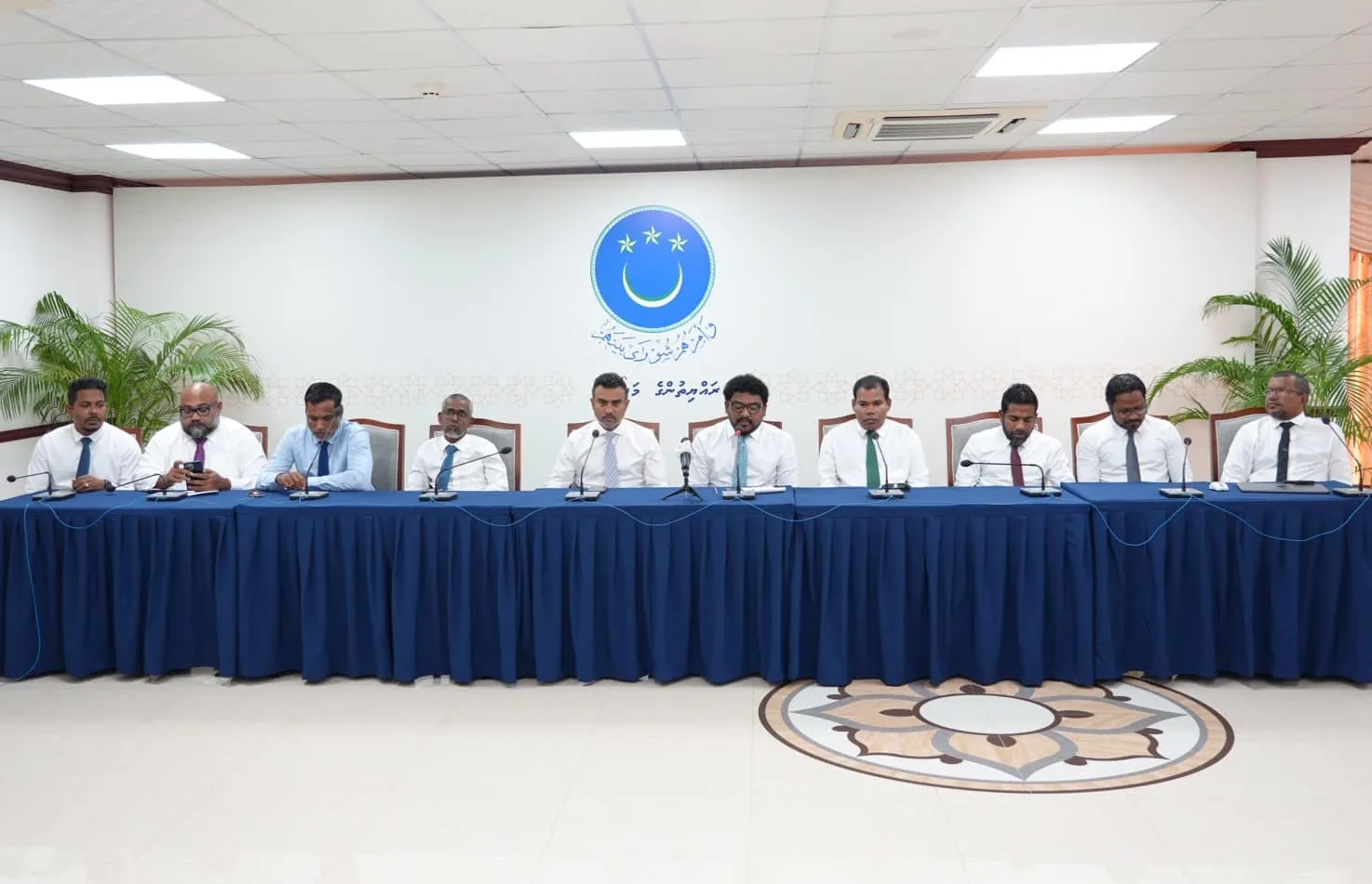 އެމްޑީޕީ ޕީޖީ ގްރޫޕުން މިއަދު ބޭއްވި ޕްރެސް.... ފޮޓޯ: މަޖިލީހުގެ އިދާރާ