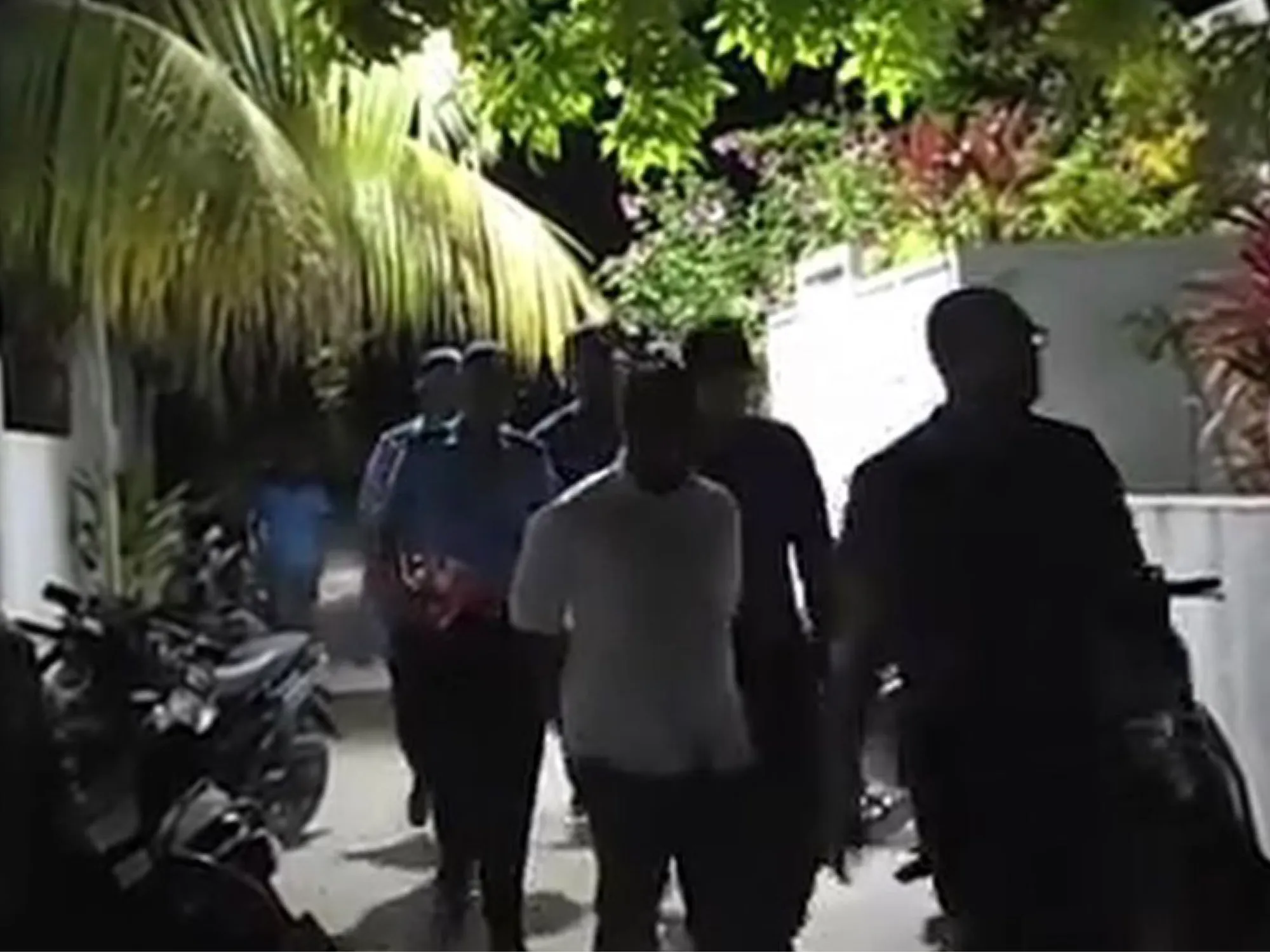 މީދޫގައި ބަޔަކު ފުލުސް ކަައިރިއަށް އެއްވެފައި