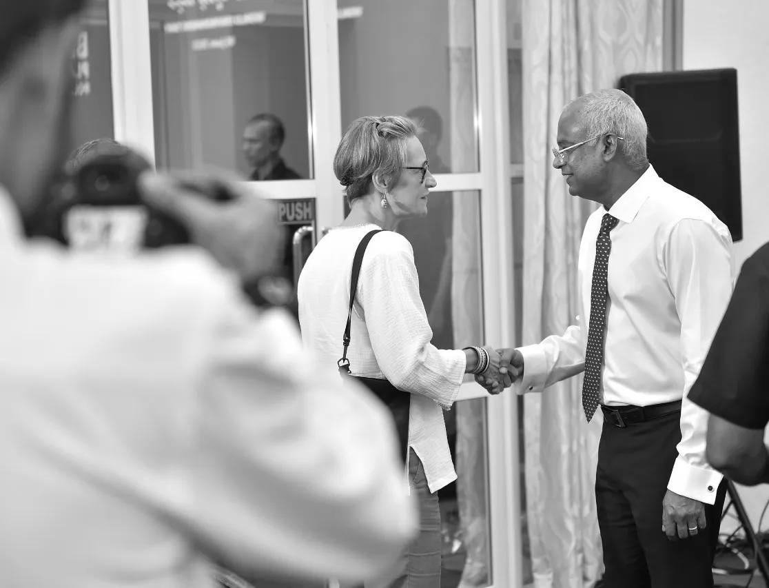 އިނގިރޭސިވިލާތުން ދިވެހިރާއްޖެއާއެކު މިނިވަން ވިޔަފާރީގެ އެއްބަސްވުމެއްގައި ސޮއިކުރުމަށް ތައްޔާރީތައް ފަށައިފި