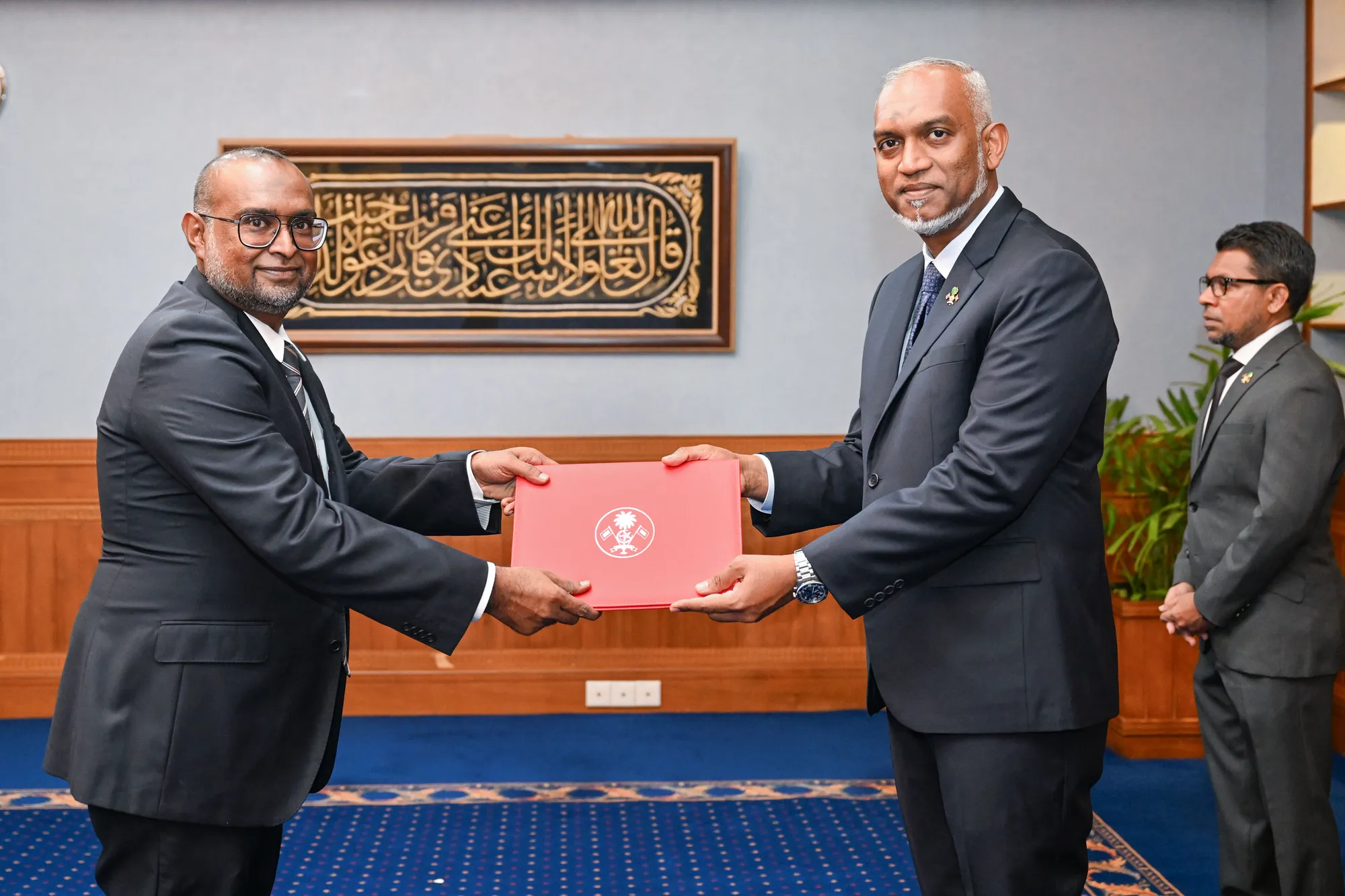 ސިވިލް ސާވިސް ކޮމިޝަނުގެ މެންބަރު ކަމަށް މުޖުތާޒު އައްޔަނު ކުރެއްވުން: ފޮޓޯ/ ރައީސް އޮފީސް
