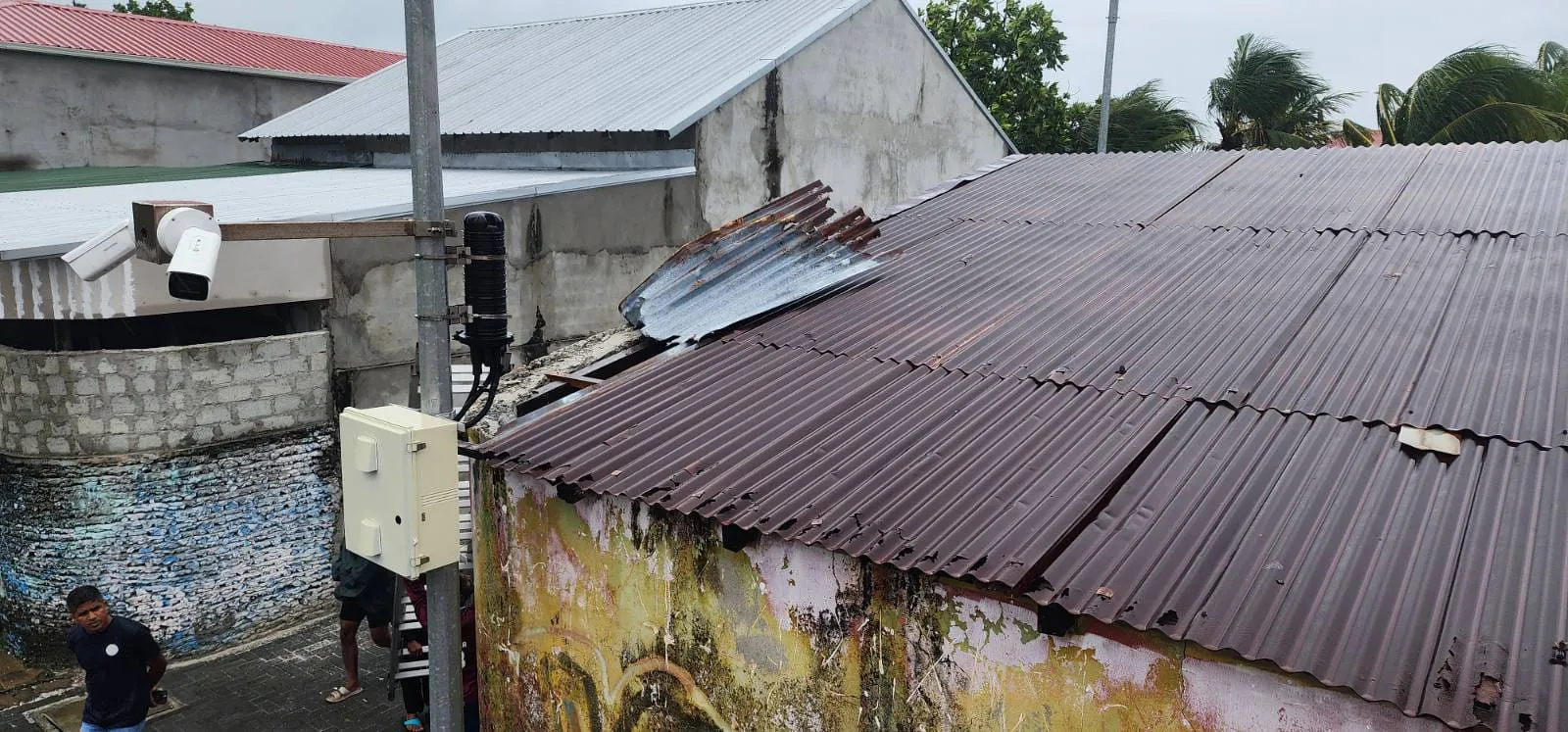 އައްޑޫ ގެއެއްގެ ފުރާޅު އެއްލާލުން: ފޮޓޯ/ އެމްއެންޑީއެފް
