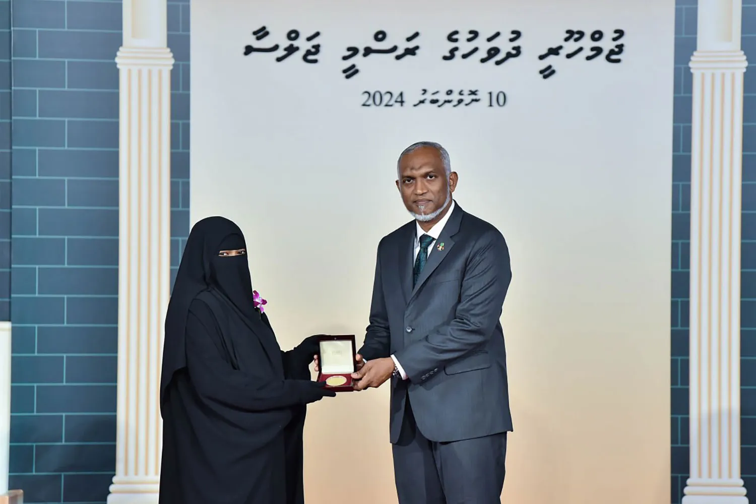 މަތީ ދަރަޖަ ހޯދާ ފަރާތްތަކަށް އިނާމު ދިނުމަށް ބޭއްވި ޖަލްސާގެ ތެރެއިން: ފޮޓޯ/ ރައީސް އޮފީސް