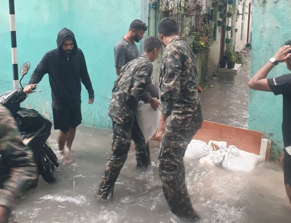 މަގުތަކުގައި ފެންބޮޑުވެ، ގެތަކަށް ފެން ވަދެދާނެތީ ސިފައިން ވެލިބަސްތާ ޖެހުމުގައި...