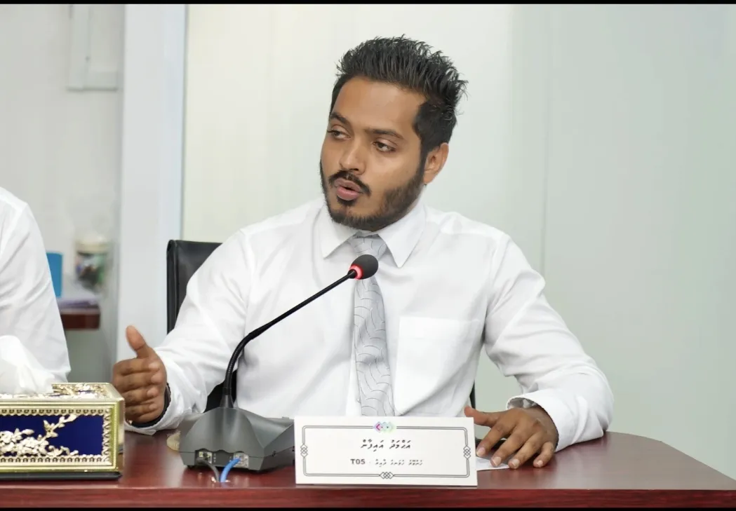 ކައުންސިލަރު އައިފާނަށް ނޭނގި އޭނާ ރީ-ރަޖިސްޓަރ ކުރަން އުޅެފި