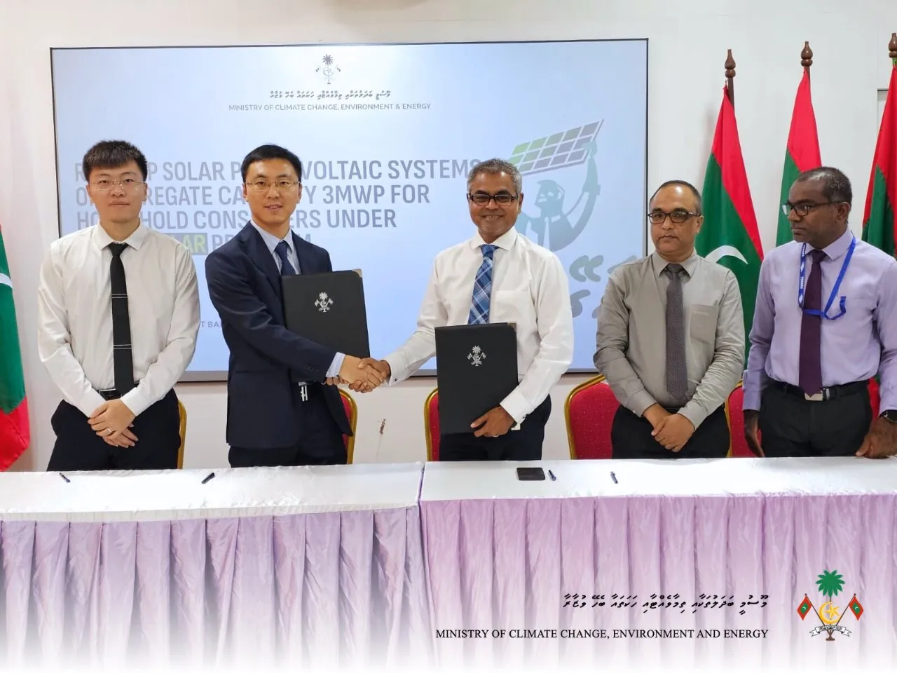 މަގޭ ސޯލާ ޕްރޮގްރާމުގެ ދަށުން ފުރަތަމަ އިންސްޓޯލް ކުރާ ޖުމްލަ 3 މެގަވޮޓްގެ ނިޒާމުތައް ގަތުމުގެ އެއްބަސްވުމުގައި މޫސުމީ ބަދަލުތަކާއި ތިމާވެއްޓާއި ހަކަތައާއި ބެހޭ ވުޒާރާއާއި ޖޭވީ ވިޒްޑަމް ނެގޯއާ ދެމެދު އެއްބަސްވުމުގައި ސޮއި ކުރުން - ފޮޓޯ: މޫސުމީ ބަދަލުތަކާއި ތިމާވެއްޓާއި ހަކަތައާއި ބެހޭ ވުޒާރާ