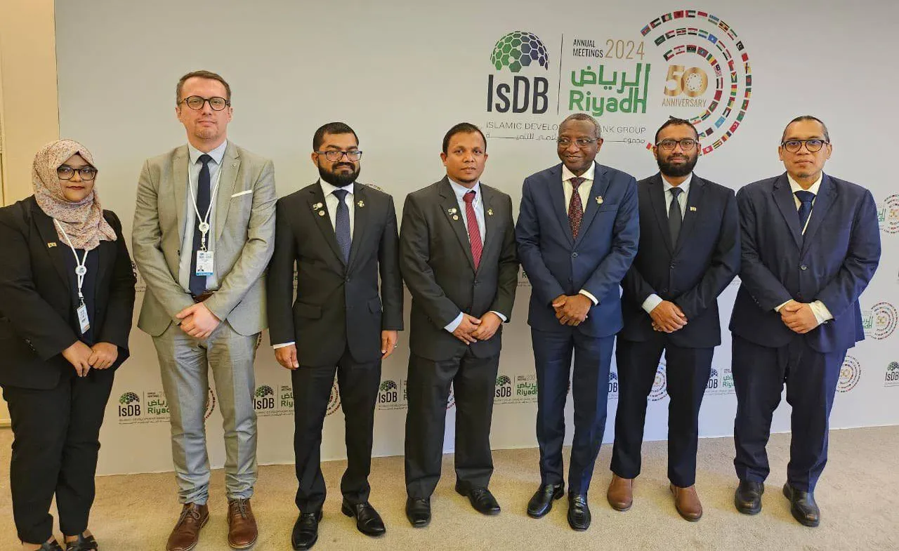 Minister Shafeeq (4th RIght) and Dr. Mansur Muhtar, Vice President of the IsDB (3rd Left) with other delegates (Photo/ Finance Ministry)