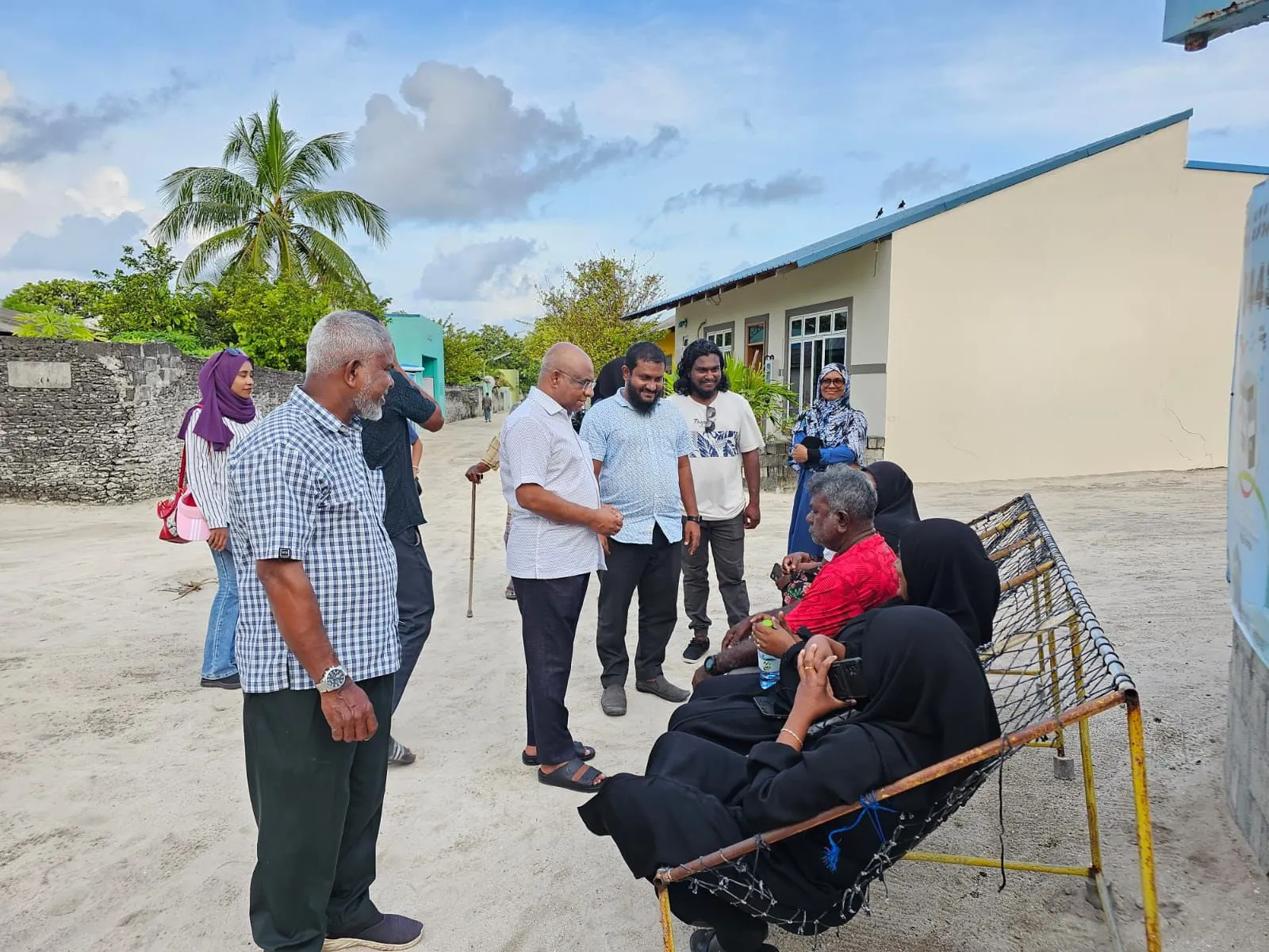 ޝާހިދު މާރަންދޫ ރައްޔިތުންނާ ބައްދަލުކުރައްވަނީ --- ފޮޓޯ: އެމްޑީޕީ