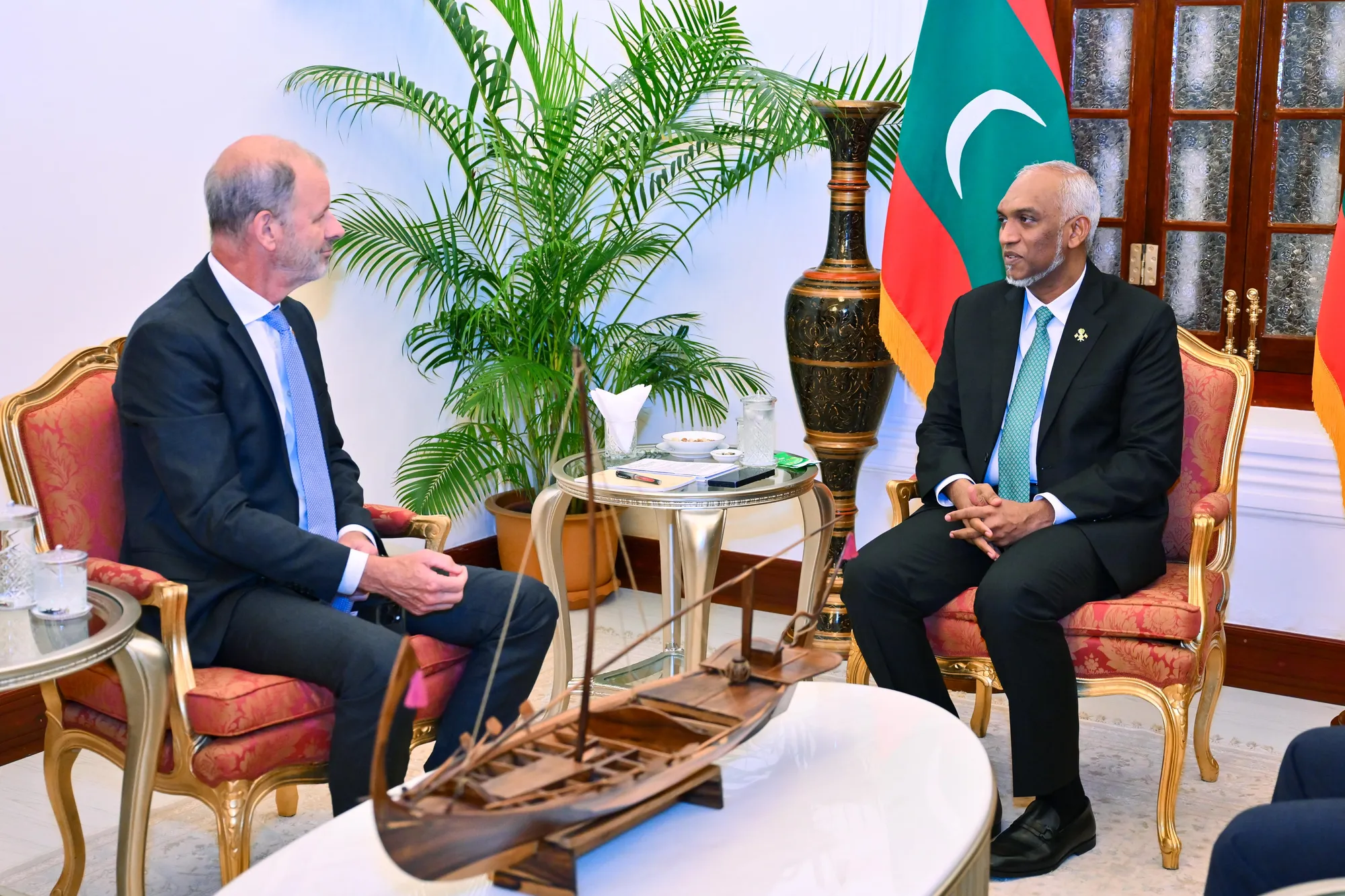 ވަރލްޑް ބޭންކުން ދެކުނު އޭޝިއާ ސަރަޙައްދަށް ކަނޑައަޅާފައި ހުންނަވާ ނައިބު ރައީސް، ރައީސުލްޖުމްހޫރިއްޔާގެ އަރިހަށް އިޙްތިރާމުގެ ޒިޔާރަތެއް ކުރައްވައިފި