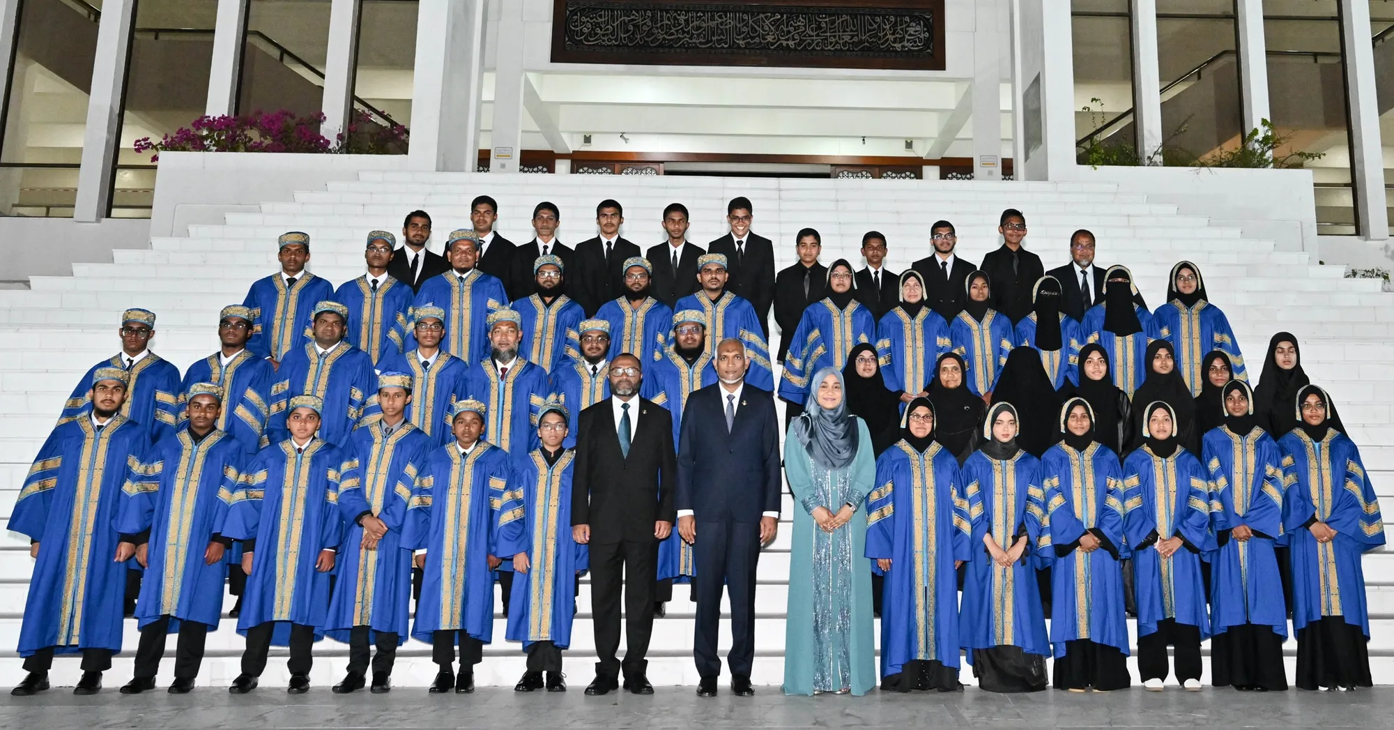 ދަސްވެނީންނާއެކު ރައީސްގެ ދެކަނބަލުންނާއި ވަޒީރު - ފޮޓޯ: ރައީސް އޮފީސް