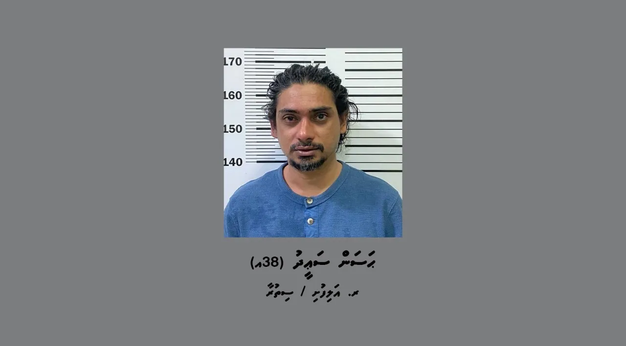 ހުޅުމާލޭގައި ސައްހަނޫން ނަންބަރު ޕްލޭޓެއް ހަރުކޮށްގެން ލައިސެންސް ނެތި ކާރު ދުއްވި ކަމަށް ތުހުމަތުވާ މީހާ: ފޮޓޯ/ ފުލުހުން