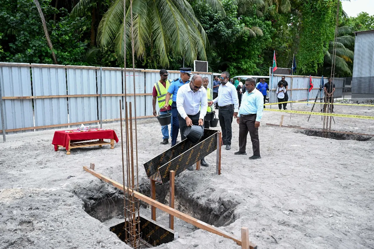 ތޮއްޑޫގައި ގާއިމްކުރާ ފުލުހުންގެ މަރުކަޒުގެ ބިންގާއެޅުން... ފޮޓޯ؛ ރައީސް އޮފީސް