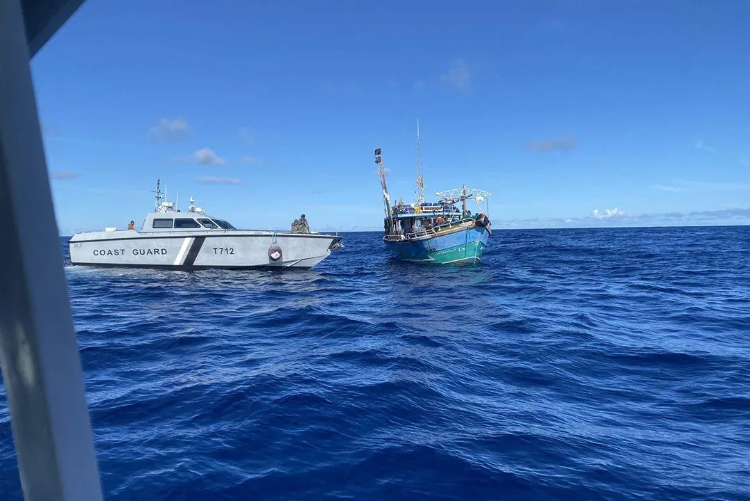 މަސްބޯޓަށް ކޯސްޓްގާޑުން އެހީތެރިކަން ފޯރުކޮށްދެނީ.. ފޮޓޯ: ކޯސްޓްގާޑް
