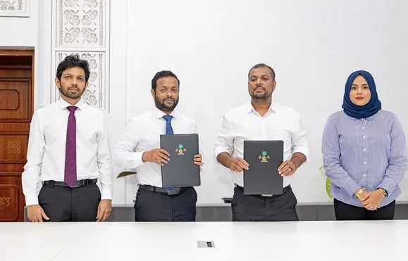 ފްލެޓު އަޅަން ހަވާޅު ކުރުމުގެ އެއްބަސްވުމުގައި ސޮއި ކުރުމުގެ ރަސްމިއްޔާތު -- ފޮޓޯ: ހައުސިން މިނިސްޓްރީ