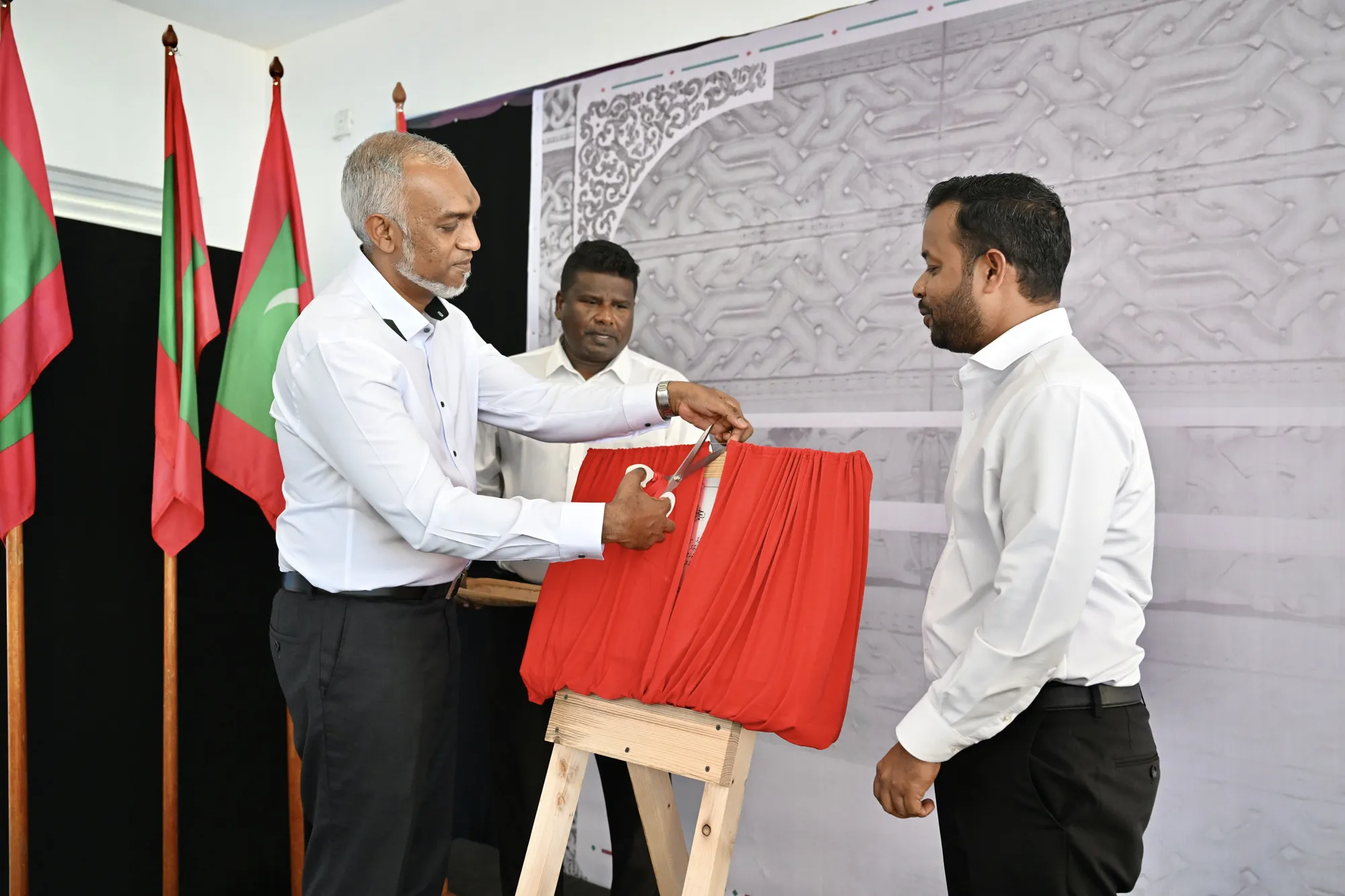 ރައީސް ޑރ.މުޢިއްޒު، ހޯނޑެއްދޫގެ ފެނާއި ނަރުދަމާގެ ޚިދުމަތް އިފްތިތާހްކޮށްދެއްވުން-- ފޮޓޯ: ރައީސް މުޢިއްޒު
