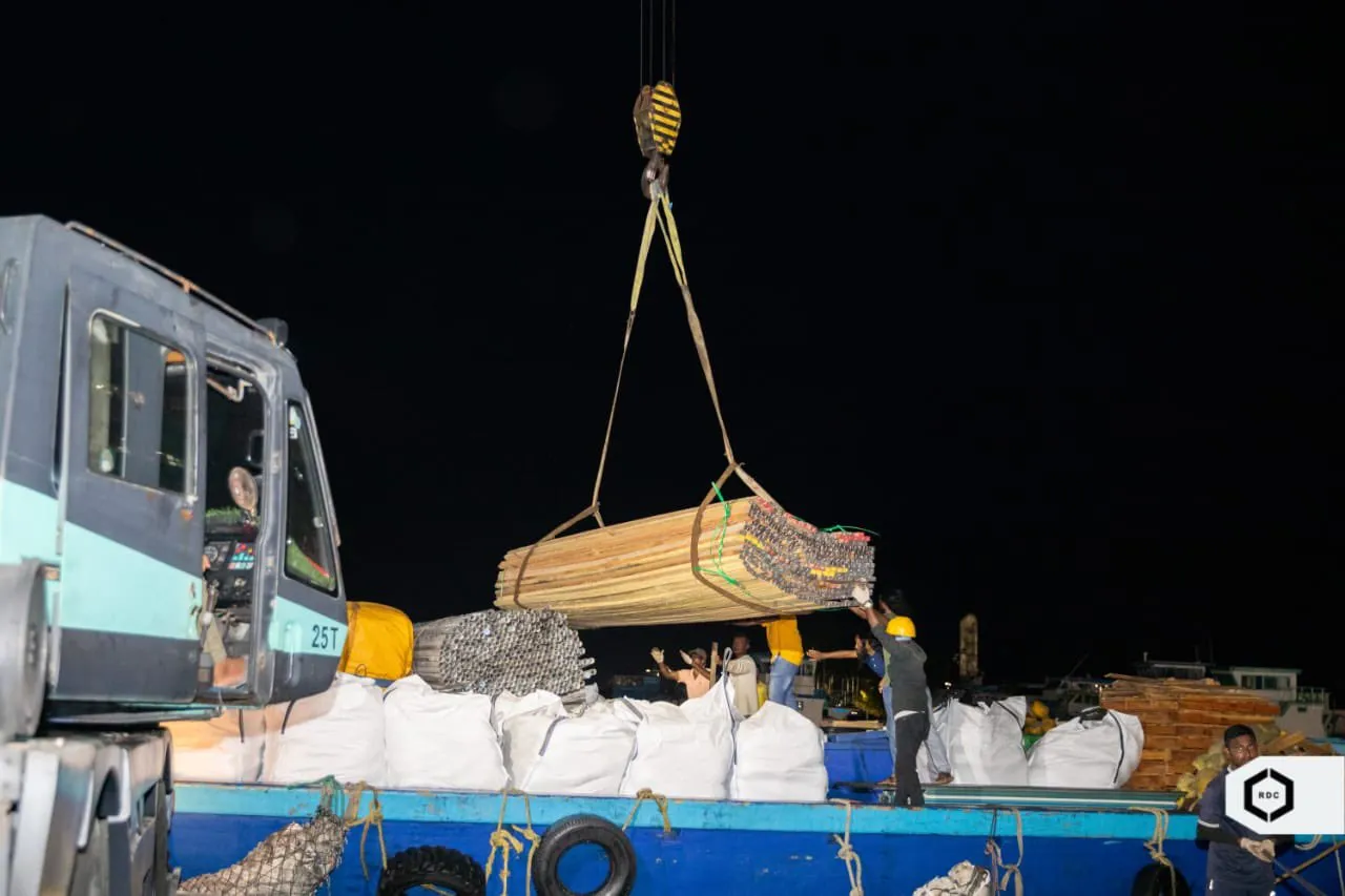 ވެލިދޫގައި އާރްޑީސީން ކުރިއަށް ގެންދާ ޕްރޮޖެކްޓްތަކަށް ބޭނުންވާ ސާމާނުތައް ފޮނުވުމުގެ މަސައްކަތް ފަށައިފި