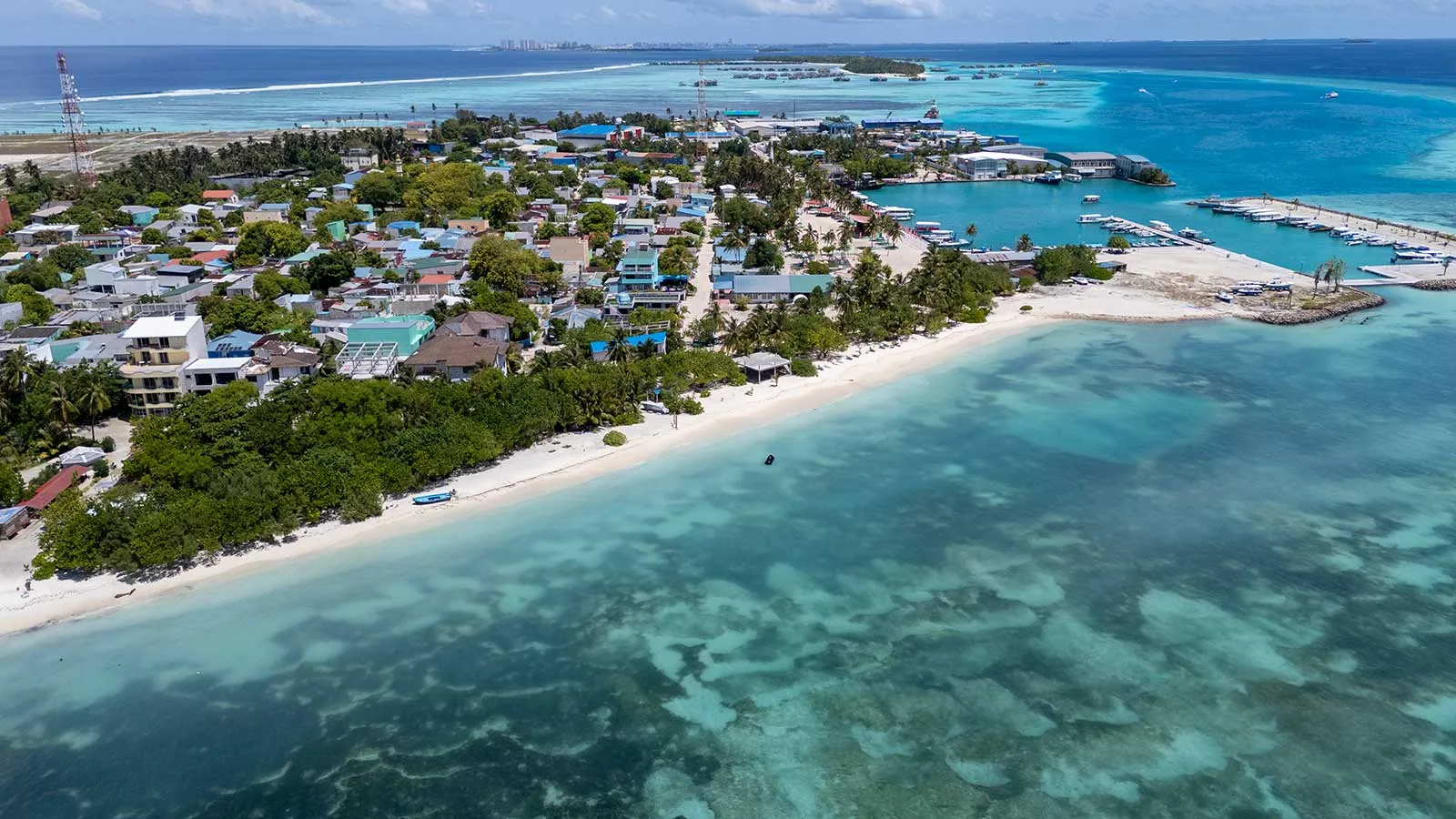 ހިންމަފުށީގައި ހިނގި މާރާމާރީއާ ގުޅިގެން ހައްޔަރުކުރި ބިދޭސީ ދެމީހުން ރާއްޖެ ނާދެވޭގޮތް ހަދަނީ