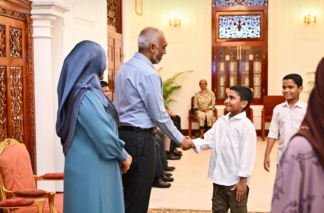 ރައީސްގެ ދެކަނބަލުން ޢީދު ސަލާމް ކުރައްވަނީ