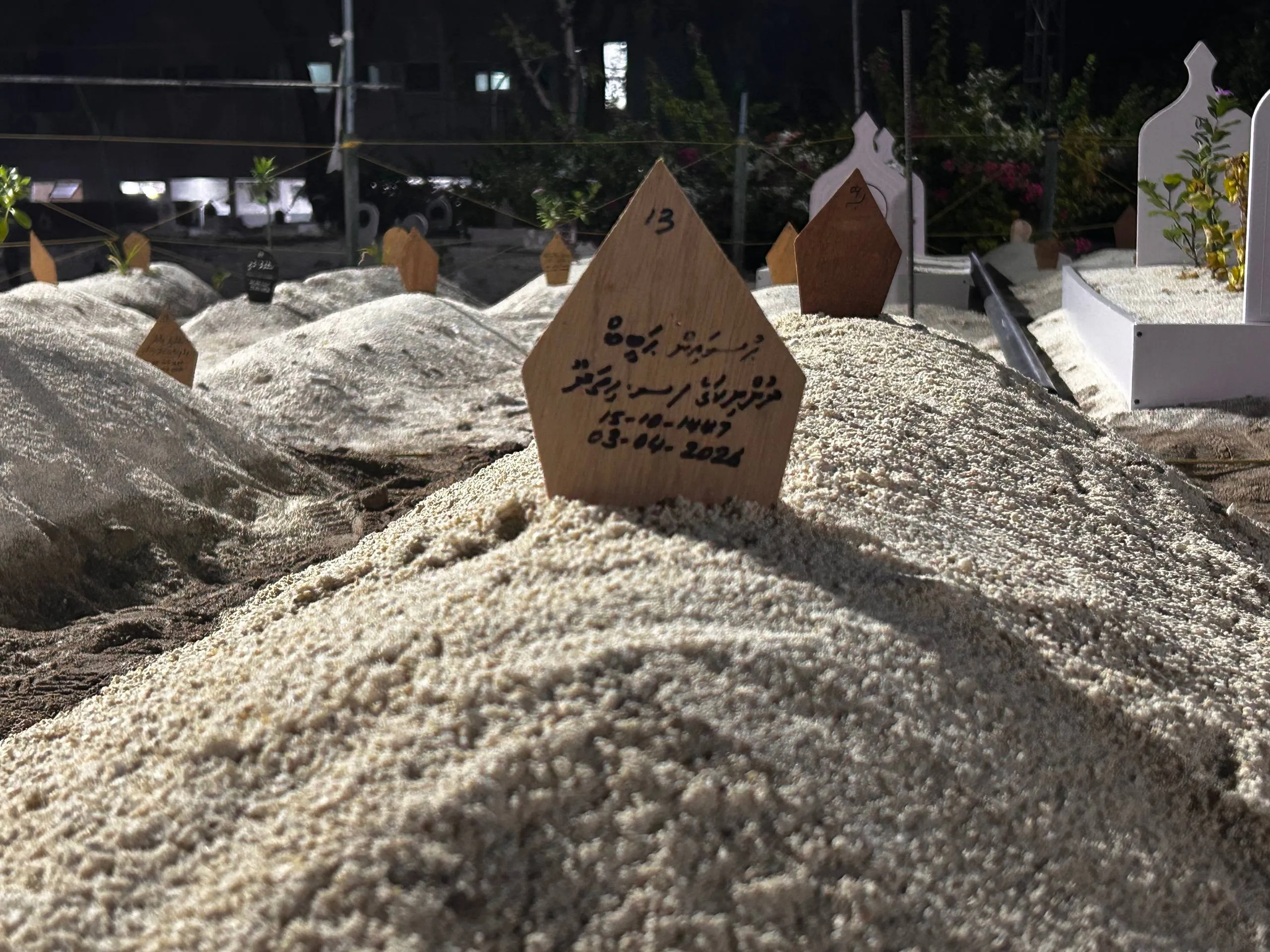 ދެ އަންހެންދަރިން ގެނބެނިކޮށް ސަލާމަތްކުރުމުގެ ތެރޭގައި ހާލު ދެރަވެ ނިޔާވި ޙަބީބުގެ ޖަނާޒާ ބާއްވައިފި