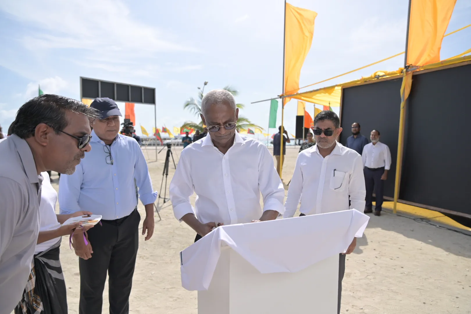 ރައީސް ޞާލިޙް ރަކީދޫ ބަނދަރު ހުޅުވައިދެއްވައިފި